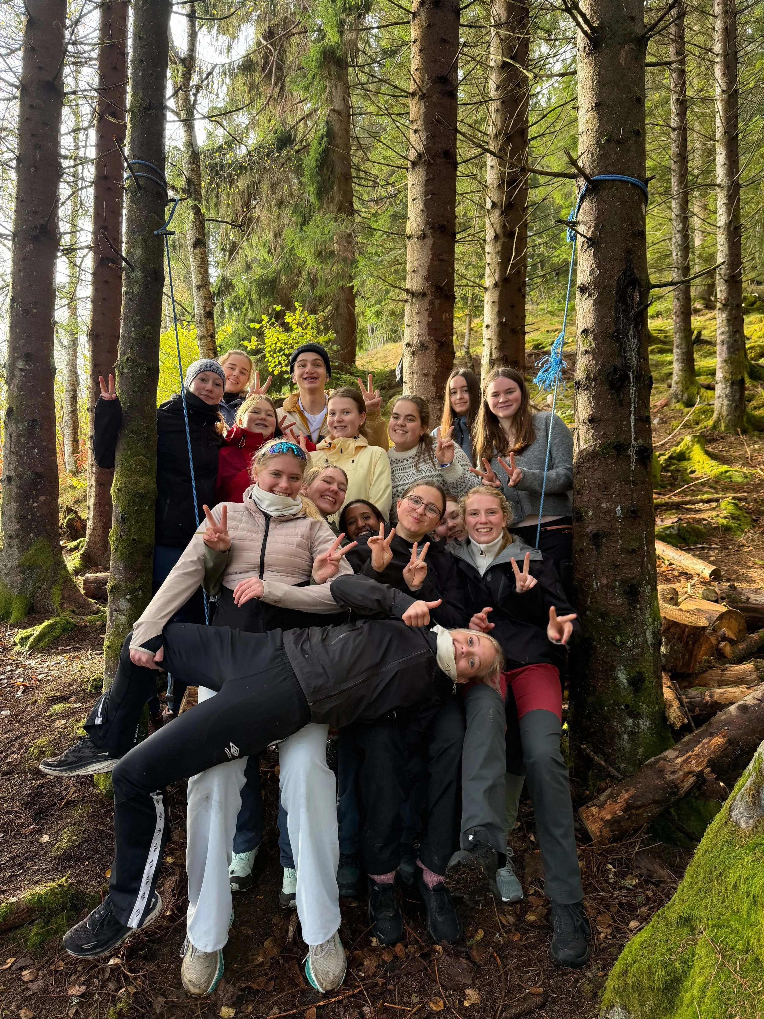 1HO har jobbet med &aring; lage naturlekeplass i skogen, der elevene fikk bruke kreativiteten og utforske hvordan naturen kan brukes til morsomme lekeomr&aring;der 🤩🙌