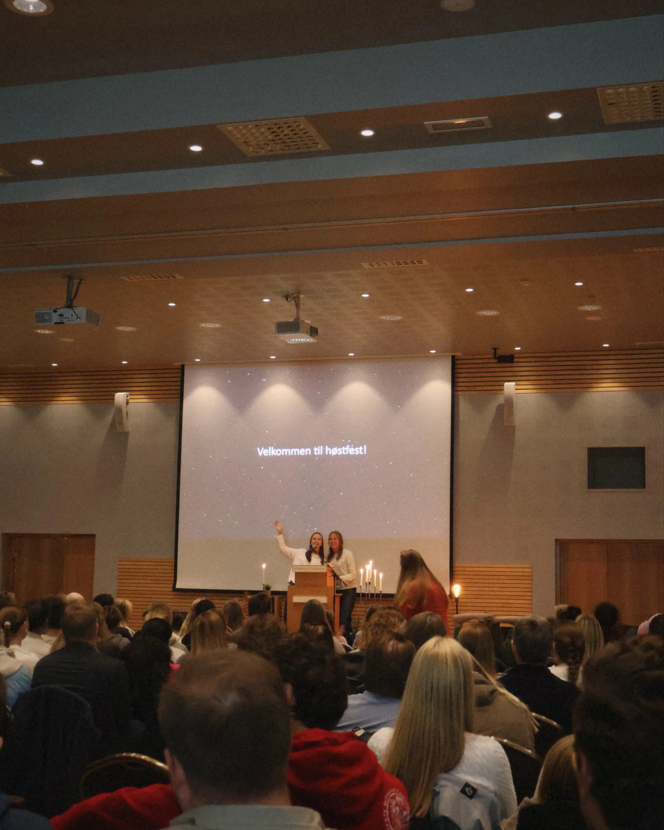 P&aring; l&oslash;rdag var det h&oslash;stfest p&aring; Sygna! En innholdsrik dag med samling p&aring; Kviknes Hotel, miniseminar holdt av elevene, god mat og en vellykket russebasar. Det ble en flott dag!🧡