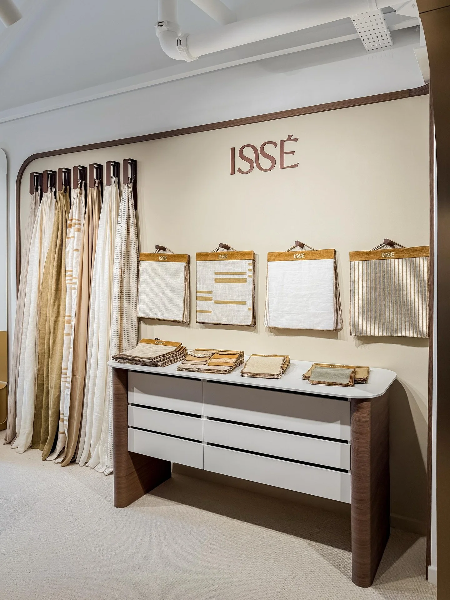 Derni&egrave;re r&eacute;alisation aux c&ocirc;t&eacute;s des designers de @nk_interiordesign.studio 👊

Mobilier avec fa&ccedil;ade et plateau en c&eacute;ramique, et arche sur mesure pour l&rsquo;univers @isse.edition du groupe @casamance_official 