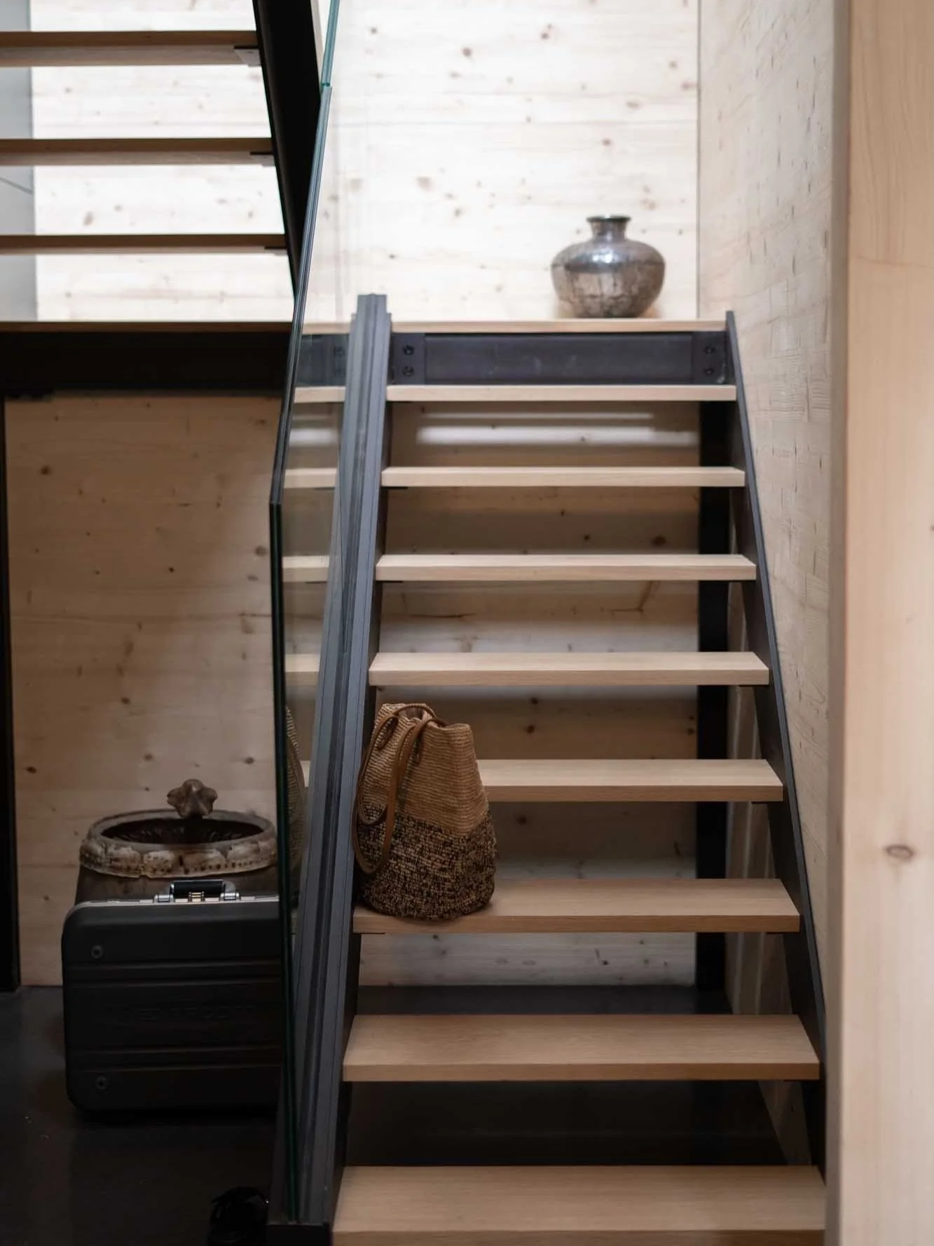 Ch&ecirc;ne et m&eacute;tal ✨

R&eacute;alisation de marches en ch&ecirc;ne massif pour un rendu &agrave; la fois brut, &eacute;l&eacute;gant et chaleureux.

Finition @rubiomonocoatfrance 

#escalierint&eacute;rieur #escalierboismetal #agencementint&
