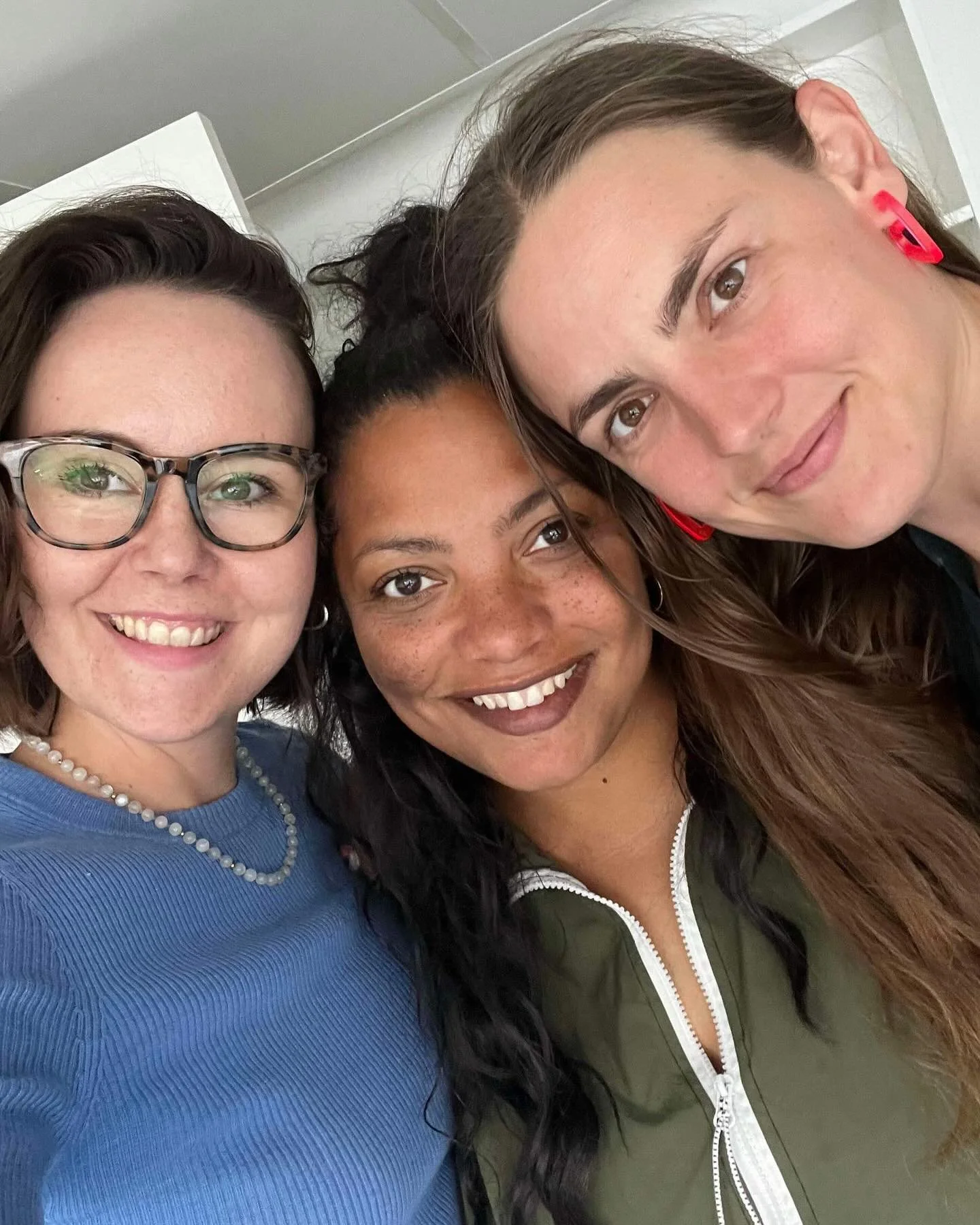 S&aring; er vi tilbage fra sommerferie ☺️✋🏽 og s&aring; endda med to special-episoder! Vi f&aring;r nemlig begge en facereading af @karincecilie on air 😱🤠

Soffi&rsquo;s udkommer i dag og Satie&rsquo;s i n&aelig;ste uge 😍

Facereading er en gamme