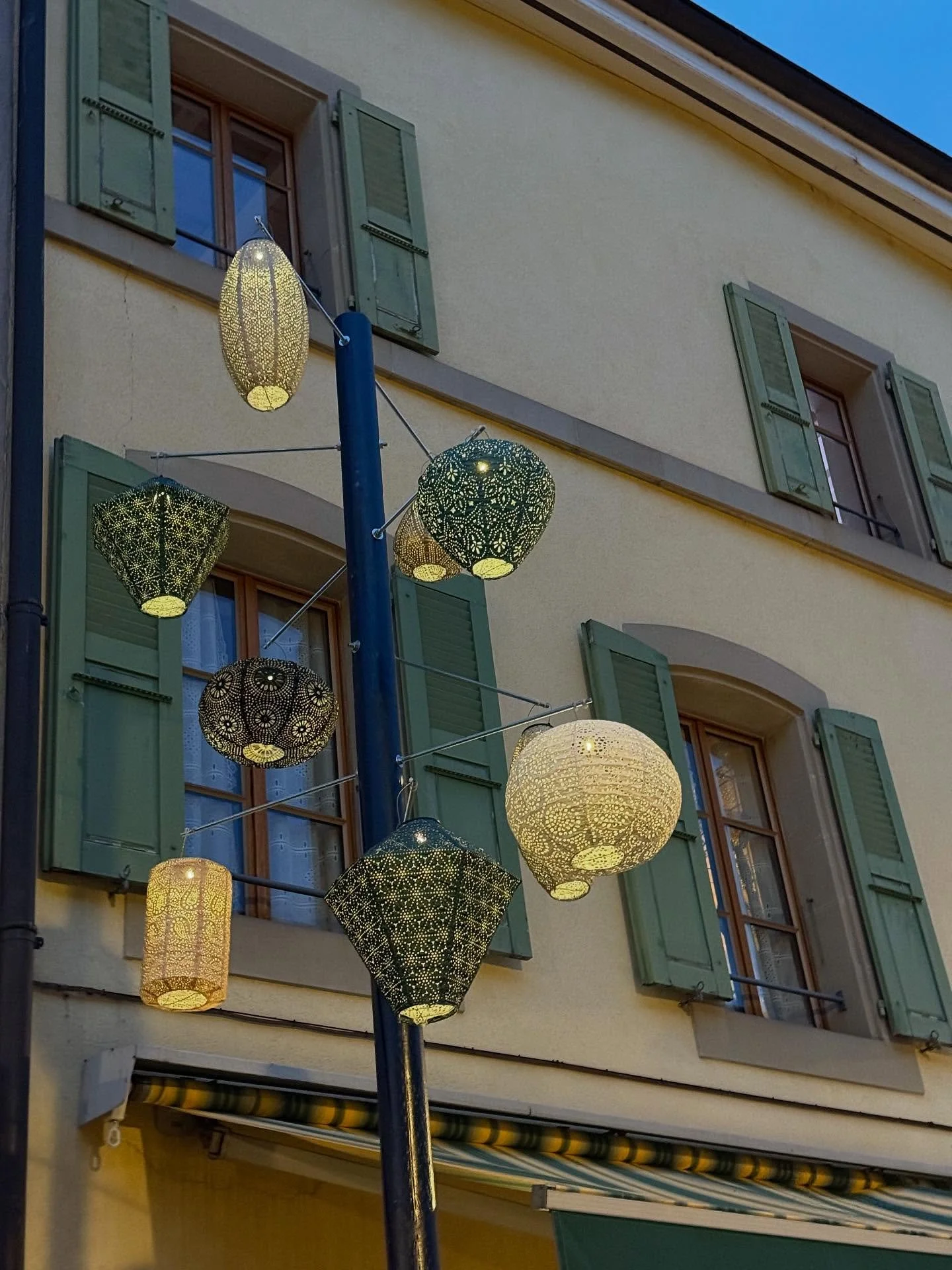 I loved being back in @villedecarouge in Geneva last week. No matter what the season, the wonderful district of Carouge never disappoints.

Whether strolling around the many artisan craft shops and galleries, stopping for lunch or dinner @lahuchette_