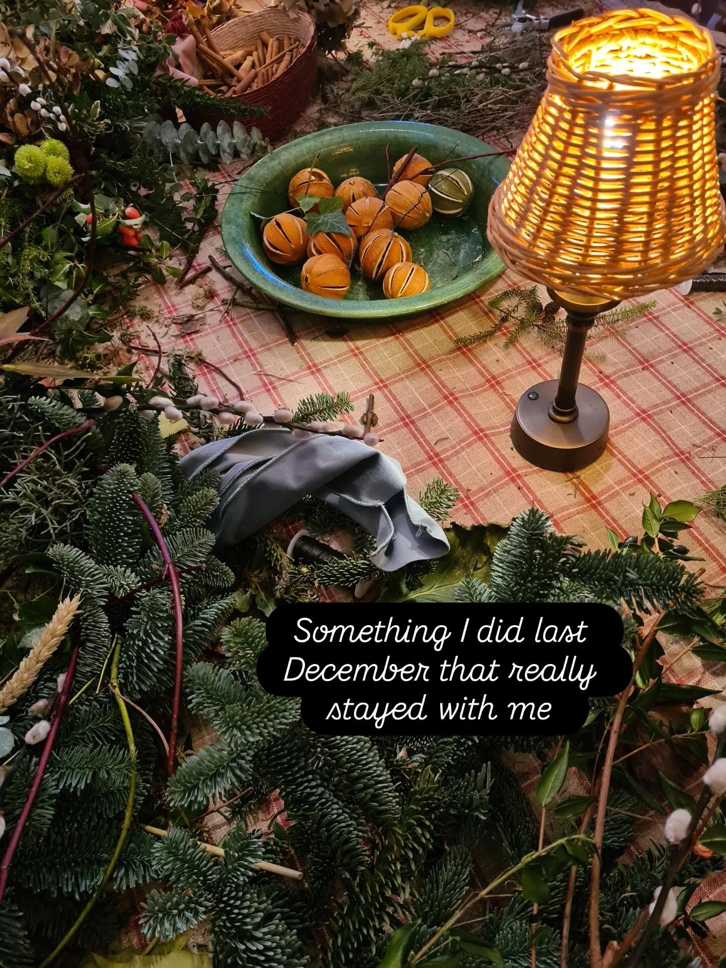 Last winter I spent a day at a wreath-making workshop hosted by the lovely @racheldethame with her colleague and friend @arthurparkinson_ surrounded by foliage, flowers, good food and the loveliest conversations. 

It felt like stepping into a quiet 