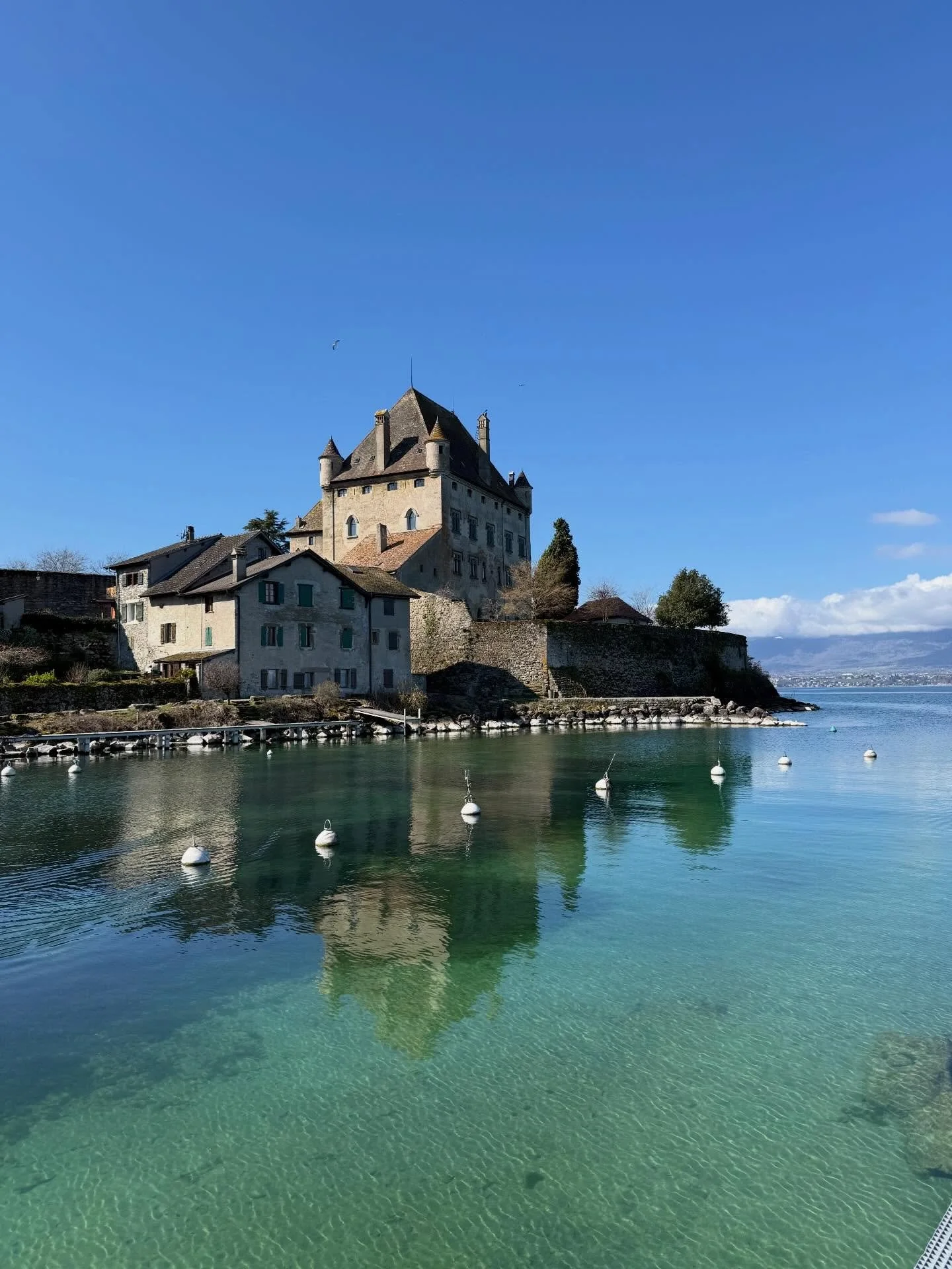 Incredibly grateful to have a beautiful medieval village all to myself!!

Sadly it wasn&rsquo;t just me, there were plenty of people enjoying the fabulous restaurants, cafes, galleries and boutique shops but how special to experience gorgeous @yvoire