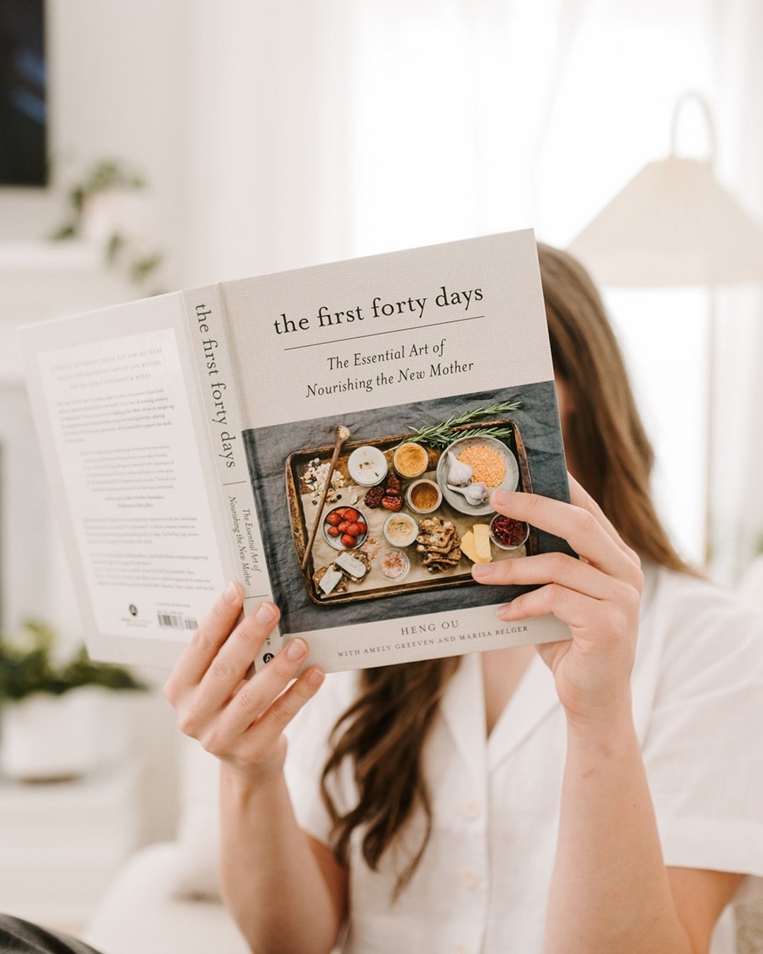 Where are all my book lovers at?! 😍📚⁣

⁣I love a good podcast or blog post as much as the next girl, but sometimes there's nothing like a good old-fashioned book. ⁣Here are my top 5 favorite books for doulas: 

⁣📗 The First Forty Days by Heng Ou -