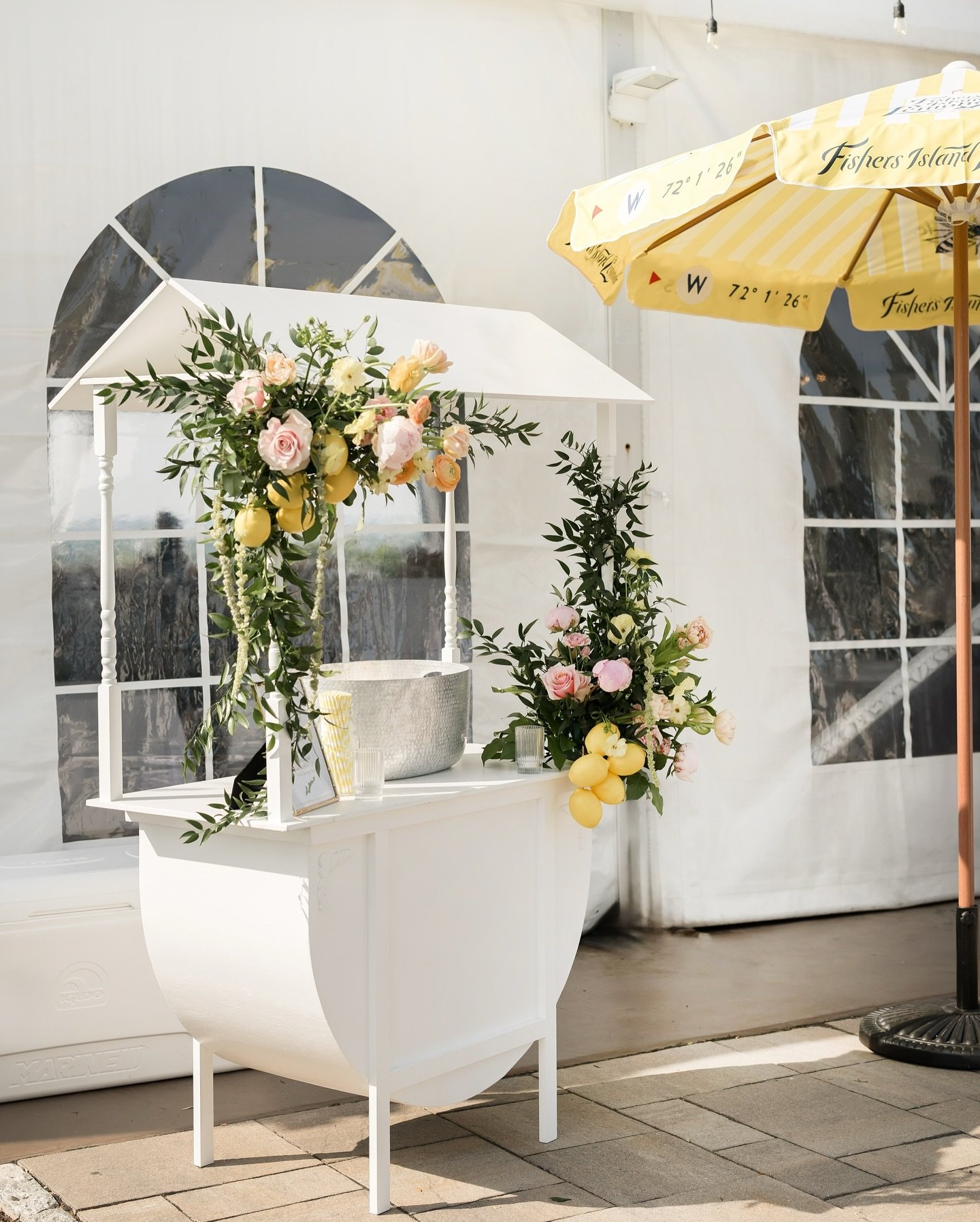 A lemonade stand, for adults 🍋😜 With ties to Fishers Island, NY, Ellie + Jack decided to pay a little homage at their cocktail hour.

So many beautiful moments and details from this wedding to come, but this hot Monday weather calls for something c