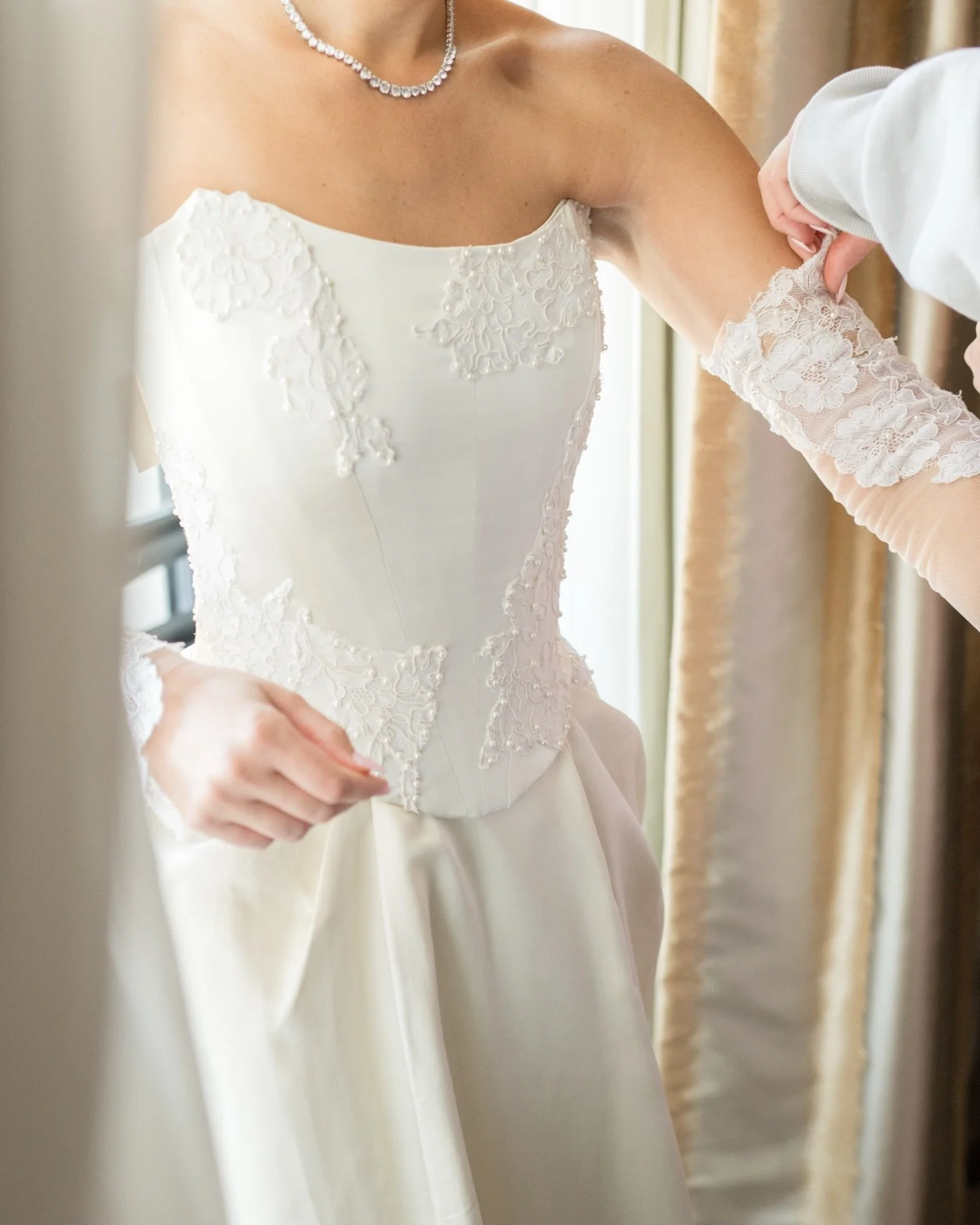 This past season I shot so many gorgeous dresses, but the personal story behind this one was so special. Sara reconstructed her grandmother&rsquo;s dress from the 1950s. It was also worn by her Mom 🥹

She worked with @bremelia to transform the dress