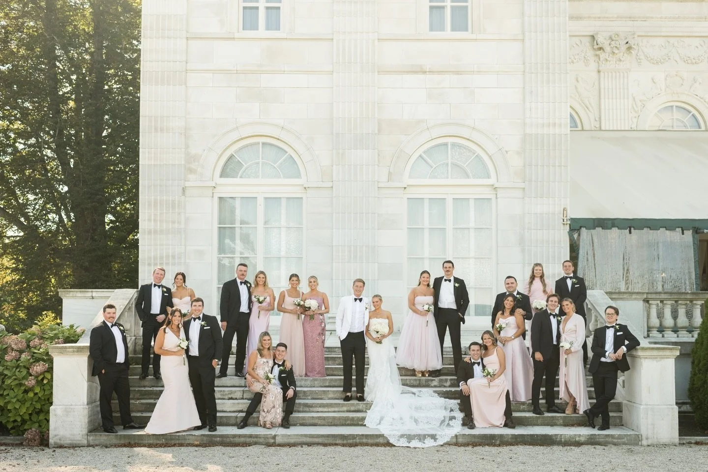 Large wedding party at one of Newport&rsquo;s mansions? No straight line posing here 🙅🏼&zwj;♀️ It&rsquo;s a great opportunity for layers, sit/stand variations and something horizontal and wide to show off the grand location and architecture.

#Marb