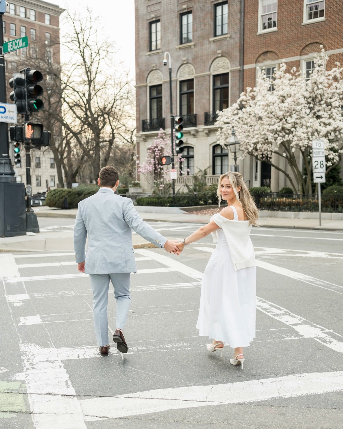 Meghan + Stevie&rsquo;s Boston engagement session during peak bloom 🌸 

A few months ago I was scouring all of the blogs, Reddit pages, old Instagram posts, long range forecasts and even the Farmer&rsquo;s Almanac 🤓 trying to figure out when Boston