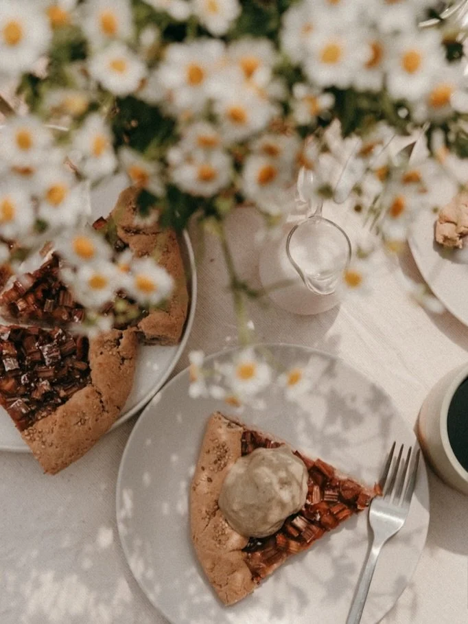 I never liked rhubarb because it&rsquo;s too sour for me. The only way we used to eat in my childhood it was by dipping it in sugar&hellip; not the best way!

The rhubarb season just started in Germany, so I decided to give it another shot and bake a