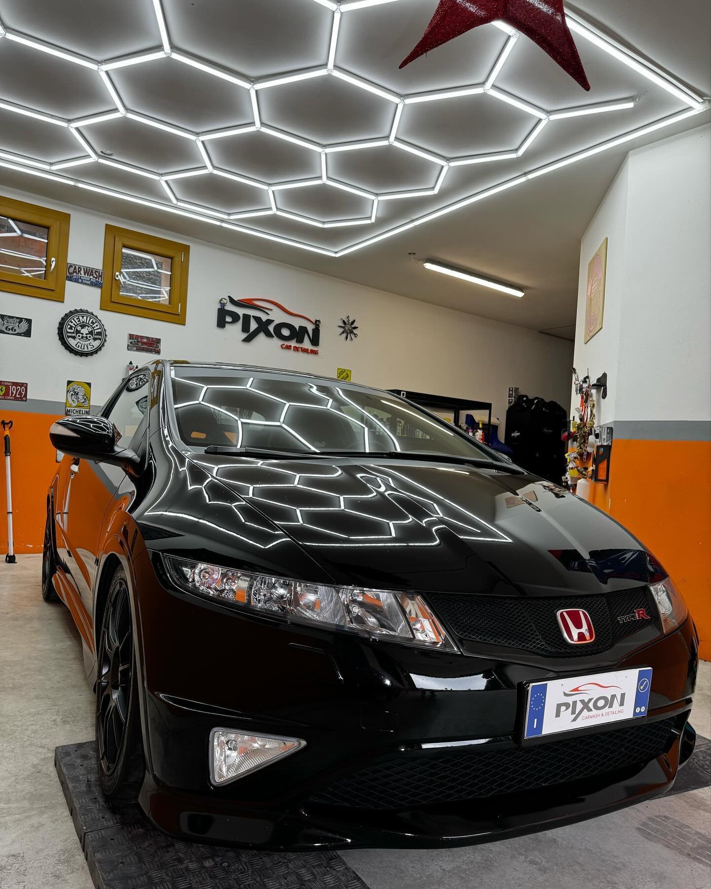 Gran lavoro per questa Honda Civic type R🖤arrivata in condizioni aggravate dato i suoi anni di et&agrave; e la scarsa cura nel mantenimento del suo vecchio proprietario, il nuovo proprietario si &egrave; affidato subito a noi per un full Detailing e