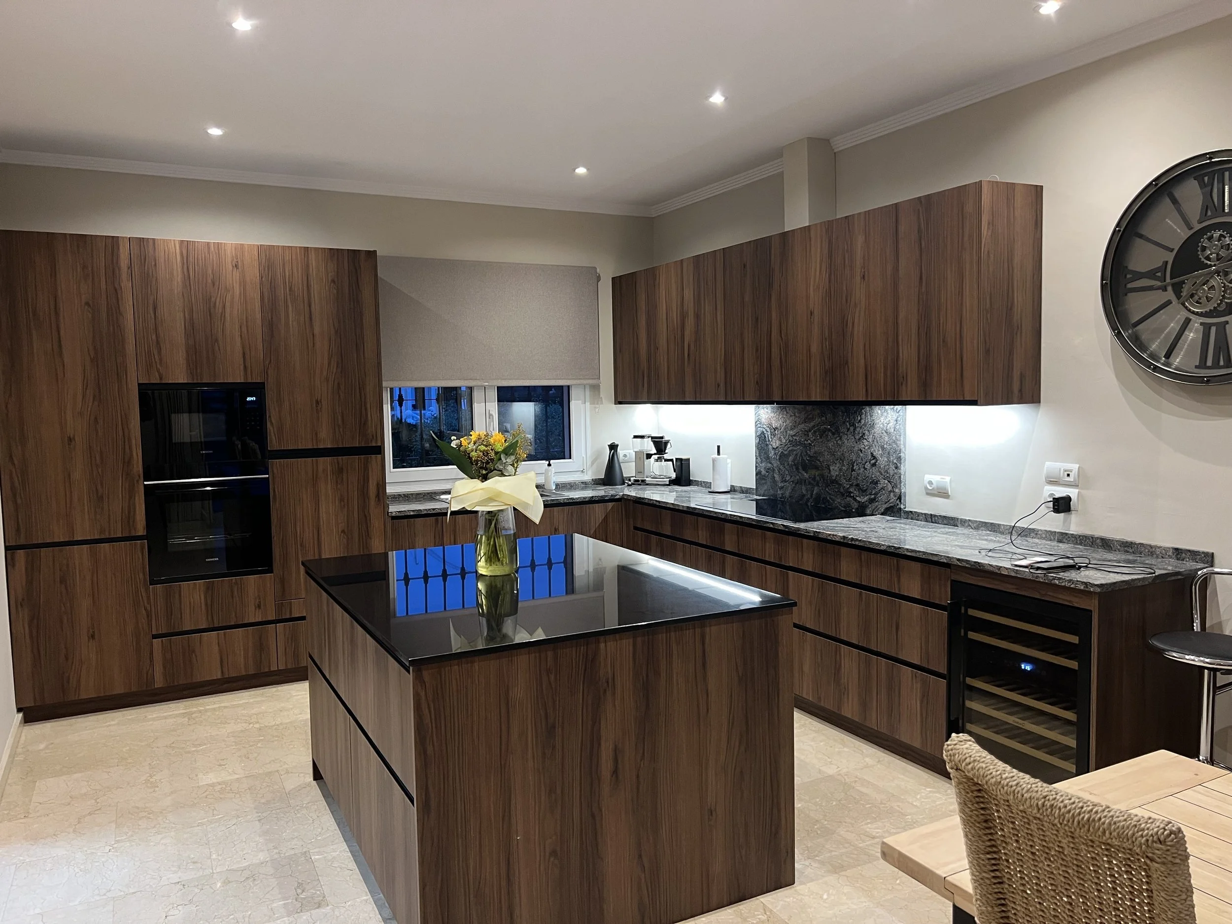 Modern and well equipped kitchen.