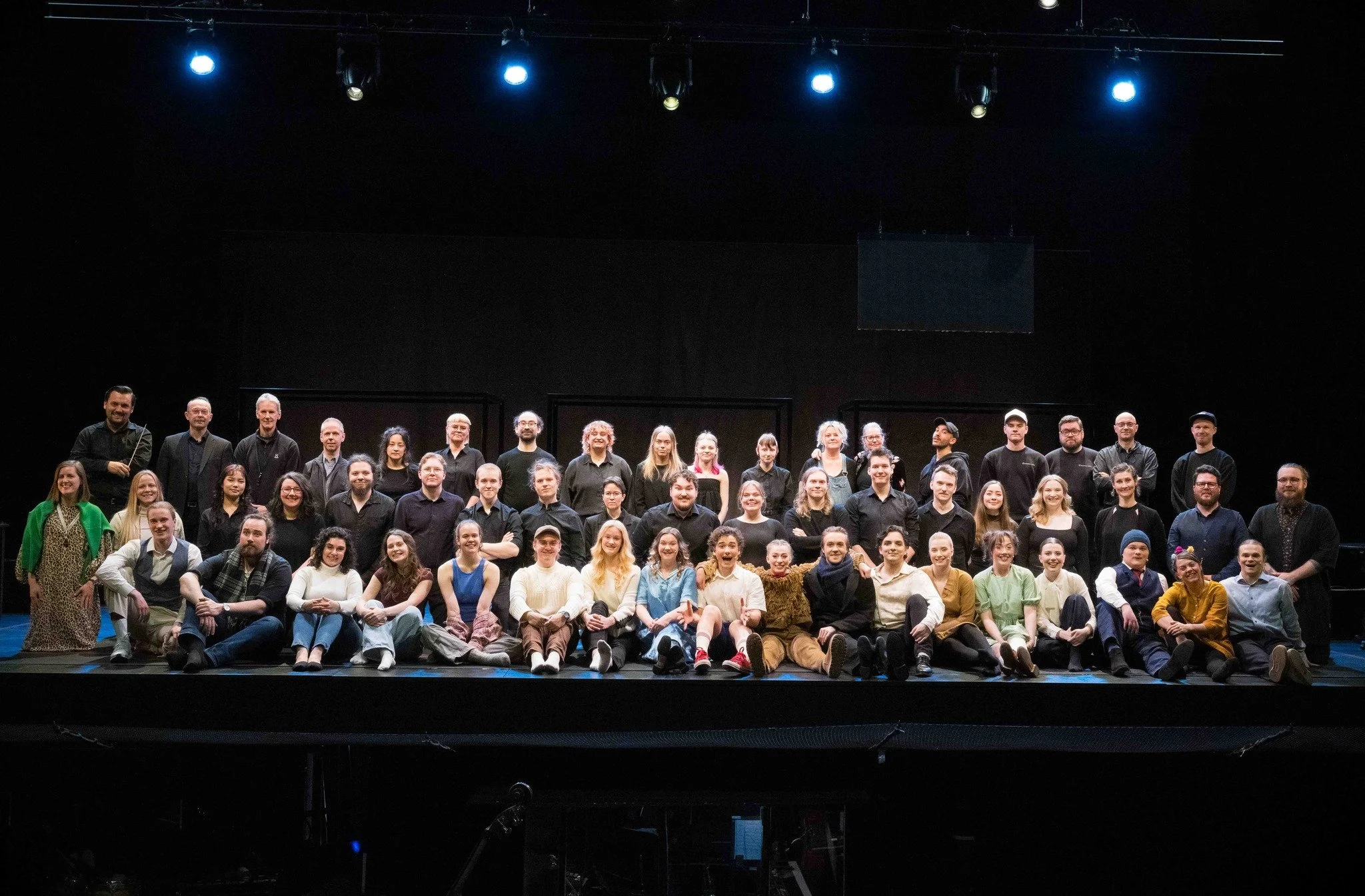 Tack Ume&aring;! Tack Jakobstad! Nu &auml;r musikalens alla f&ouml;rest&auml;llningar uppf&ouml;rda: 10st i Jakobstad i @schauman_hall och 4st i Ume&aring; p&aring; @norrlandsoperan . Vilken fantastisk resa det varit!

Stort tack till alla fina avg&a