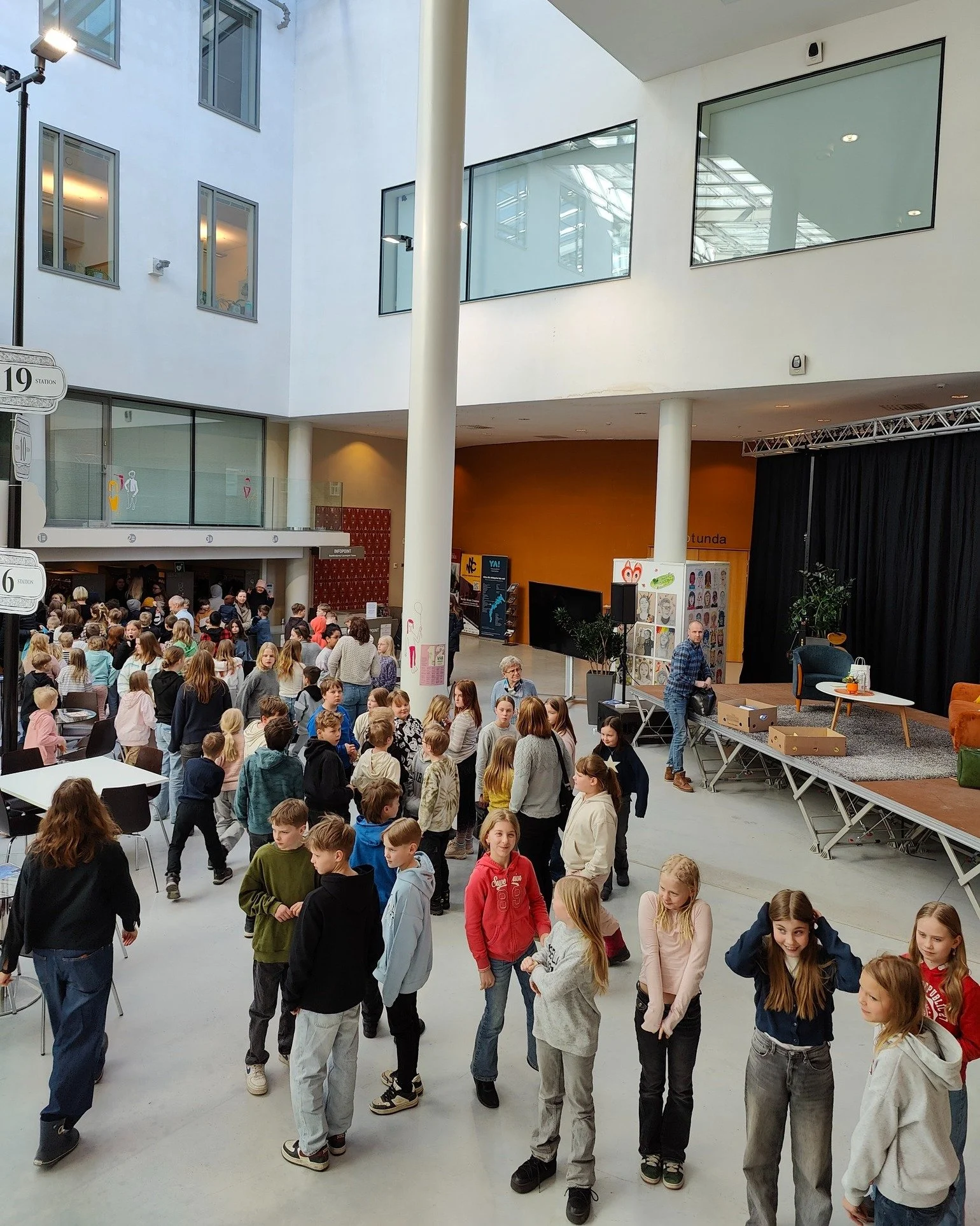 Vilken dag! Skolf&ouml;rest&auml;llning f&ouml;r n&auml;stan 300 barn! "Skitbra" och "Wow" var n&aring;gra av kommentarerna fr&aring;n kidsen. S&aring; roligt att ha er h&auml;r! Vi forts&auml;tter ikv&auml;ll 19.00!

&Auml;nnu hi