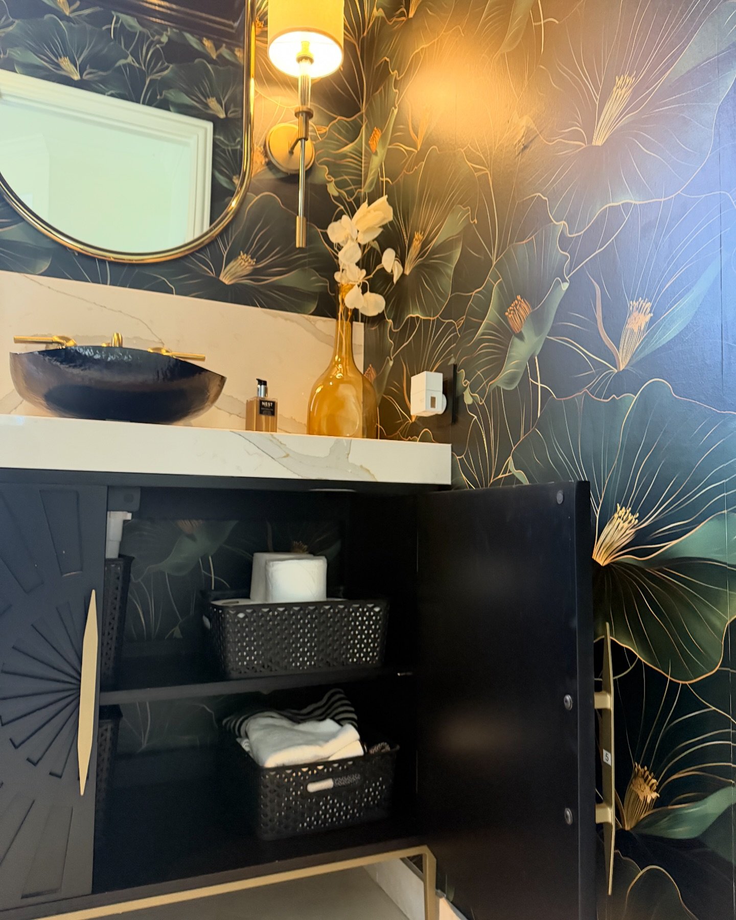 Powder room escape by @naples_wallpaper 😎