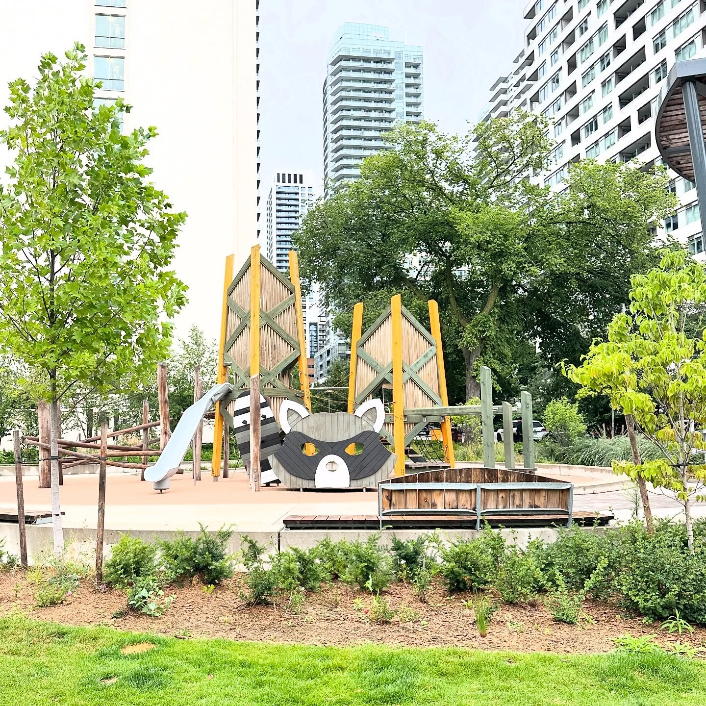 What&rsquo;s more &ldquo;Toronto&rdquo; than raccoons? Love this fun addition to midtown 🦝

#raccoonpark #midtownTO #torontoparks