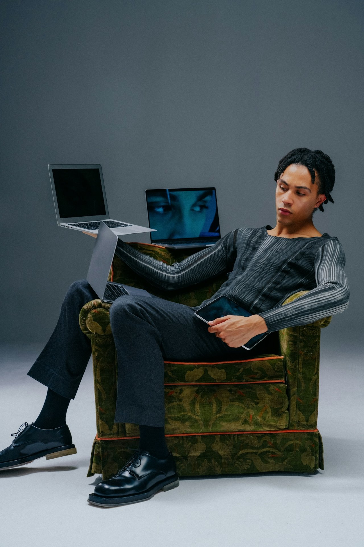 Illustration representing human therapy vs AI therapy – therapist in Miami