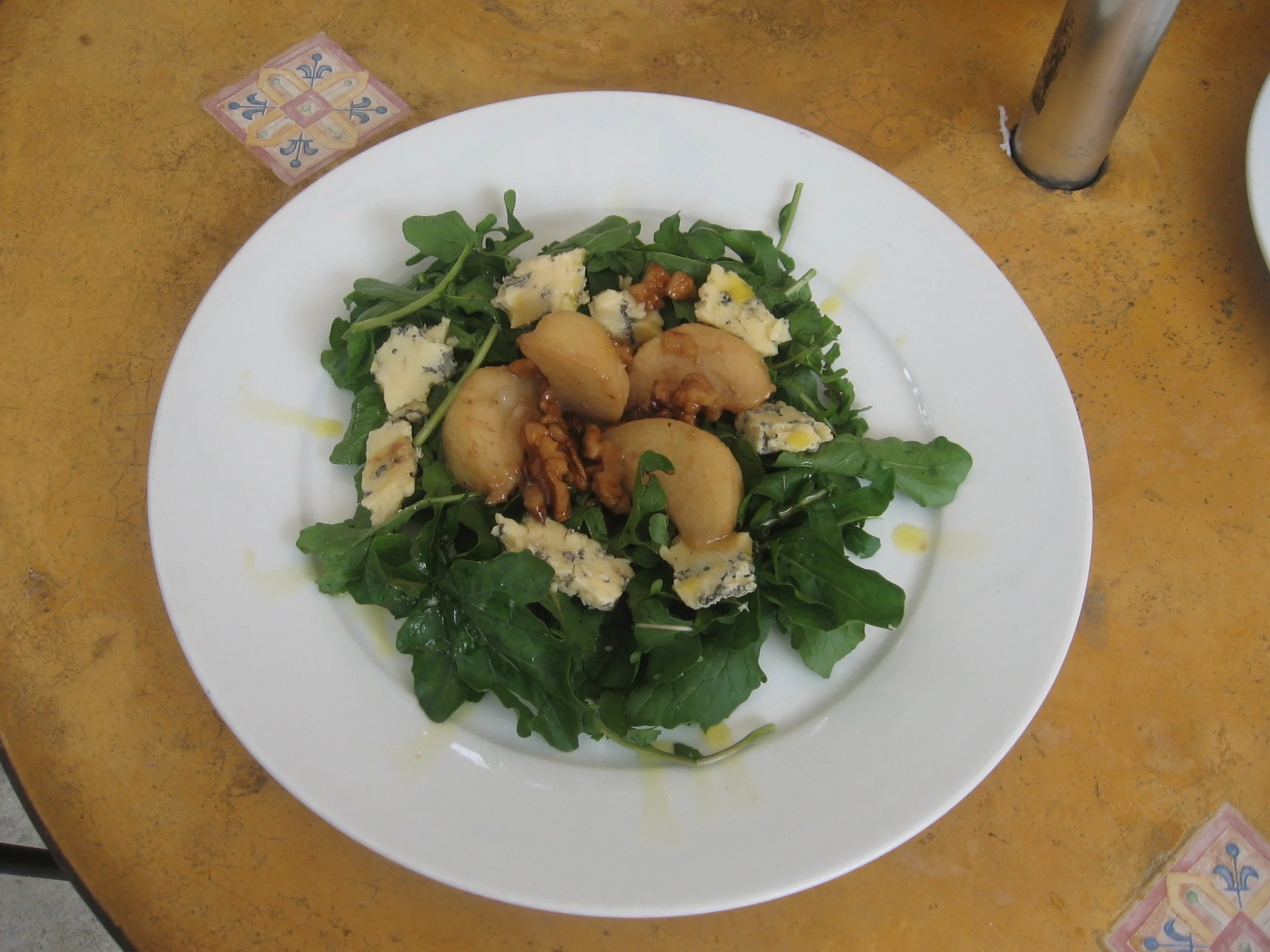 ENSALADA TEMPLADA DE PERA CARAMELIZADA Y RÚCULA