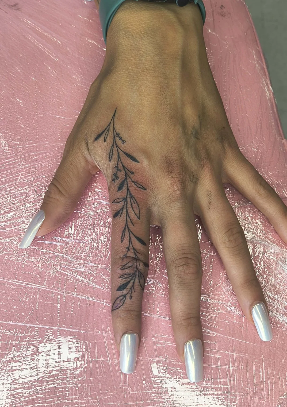 fine-line-botanical-vine-leaves-hand-finger-tattoo.jpg