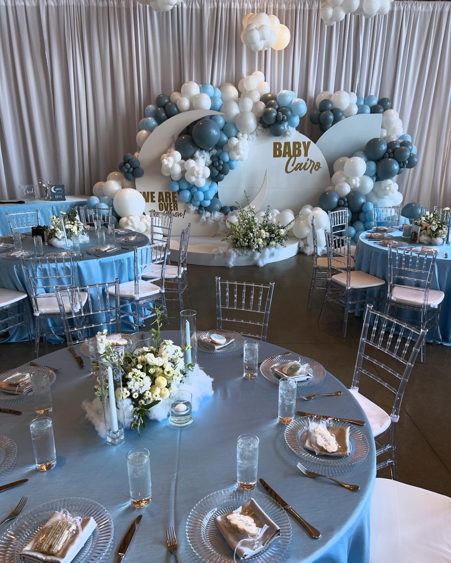 Very cutesy, very demure. 🩵
&bull;
&bull;
Events by @crystalandstoneevents 
Florals by @jackelopefloralco 
Signs by @trelliscreativeco 
Cotton Candy cart by @sugarcloud.cart 
Balloon Art by @magicballoonspdx 
Venue by @amaterrawines