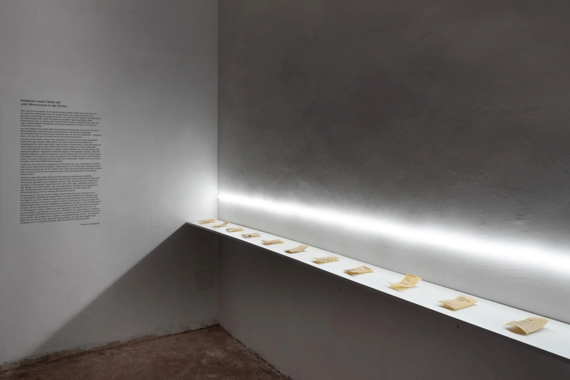 In the work erinnerungen-auf-essen, Johannes Raimann and Mira Klug deal with the externalization and internalization of memories. Exhibitionview