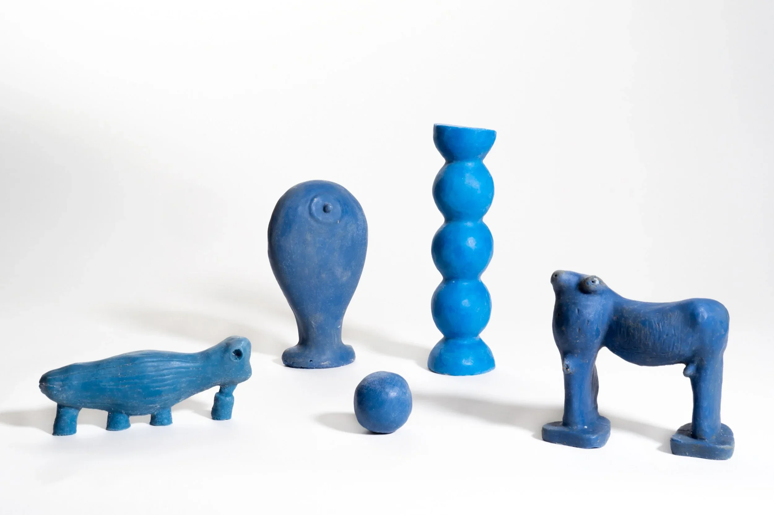 imago 
The work takes a critical look at the myth and ideology of AI as a socio-technical system