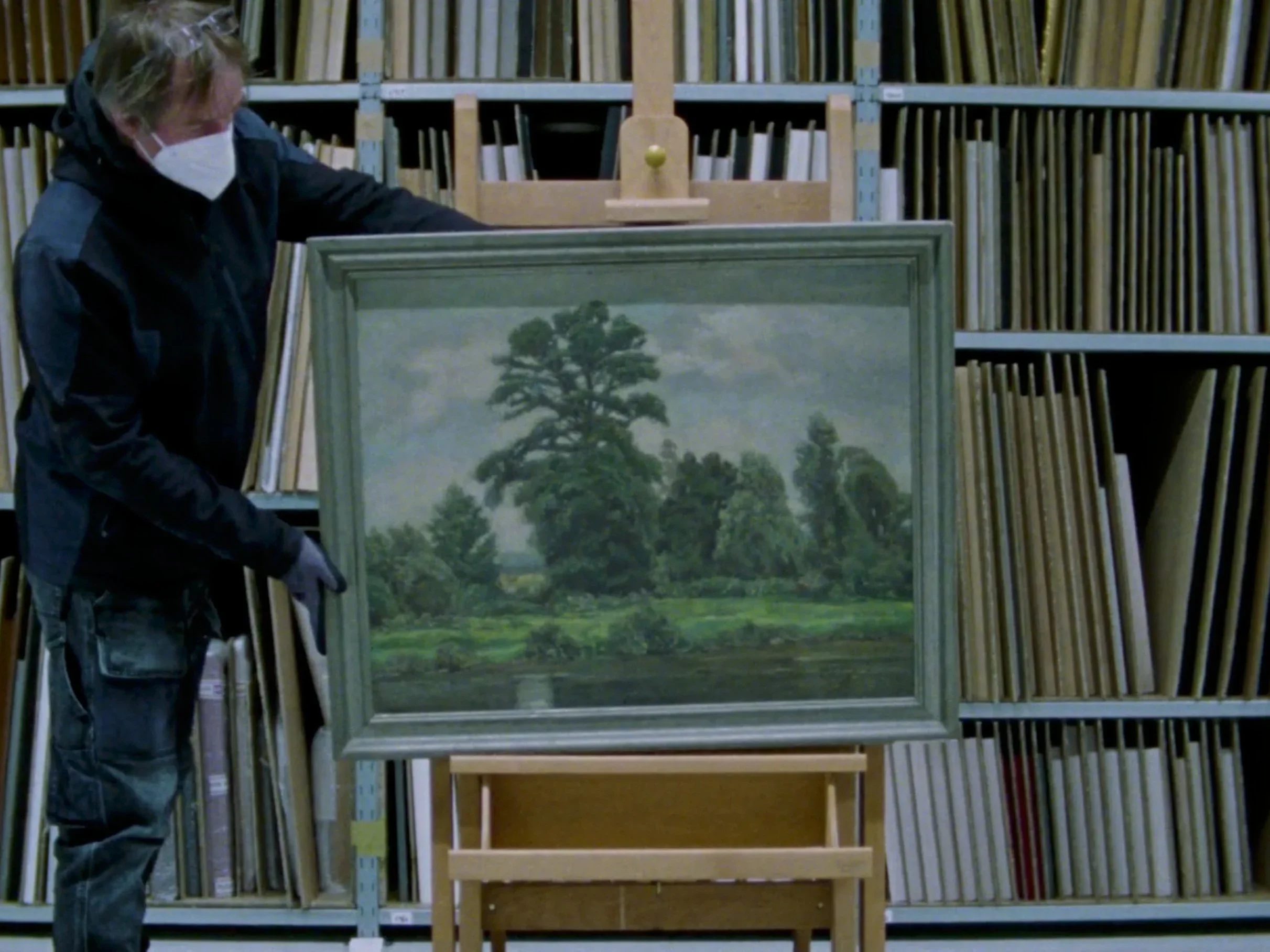 The film poses questions about image storage, escape, and the reverberations of historical circumstances. 