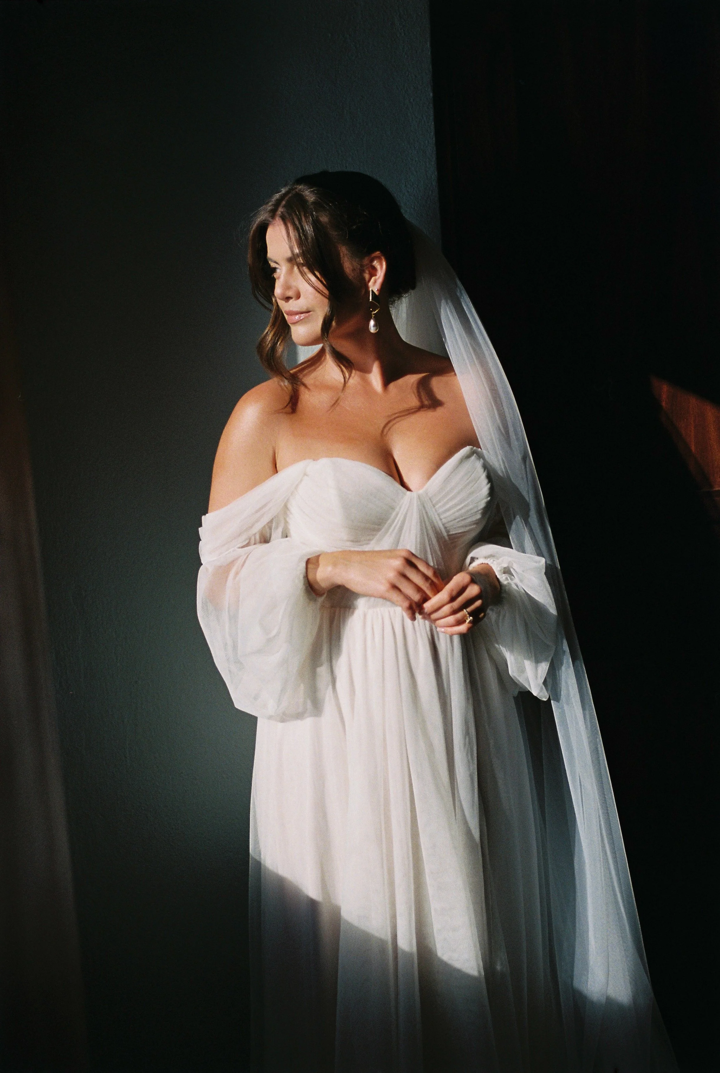 Mujer con vestido de novia en un entorno oscuro