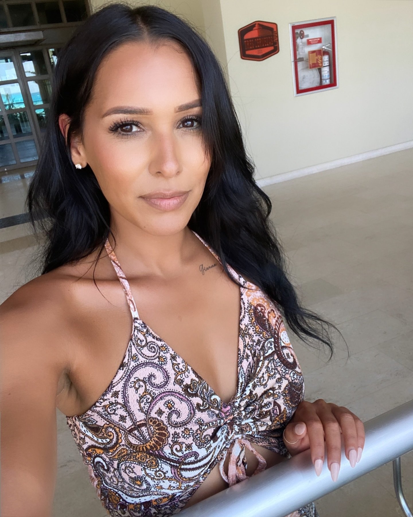 Nothing better than Tanlines and Tacos 🇲🇽

Beachside Beauty Essentials:
☀️ @livetinted Invisible Sunscreen Stick SPF 50
☀️ @alo Head-to-Toe Glow Oil 
☀️ @btan.rocks Sun Safe AF SPF
☀️ @makeupforever HD Skin foundation 
☀️ @maybelline Falsies Surrea