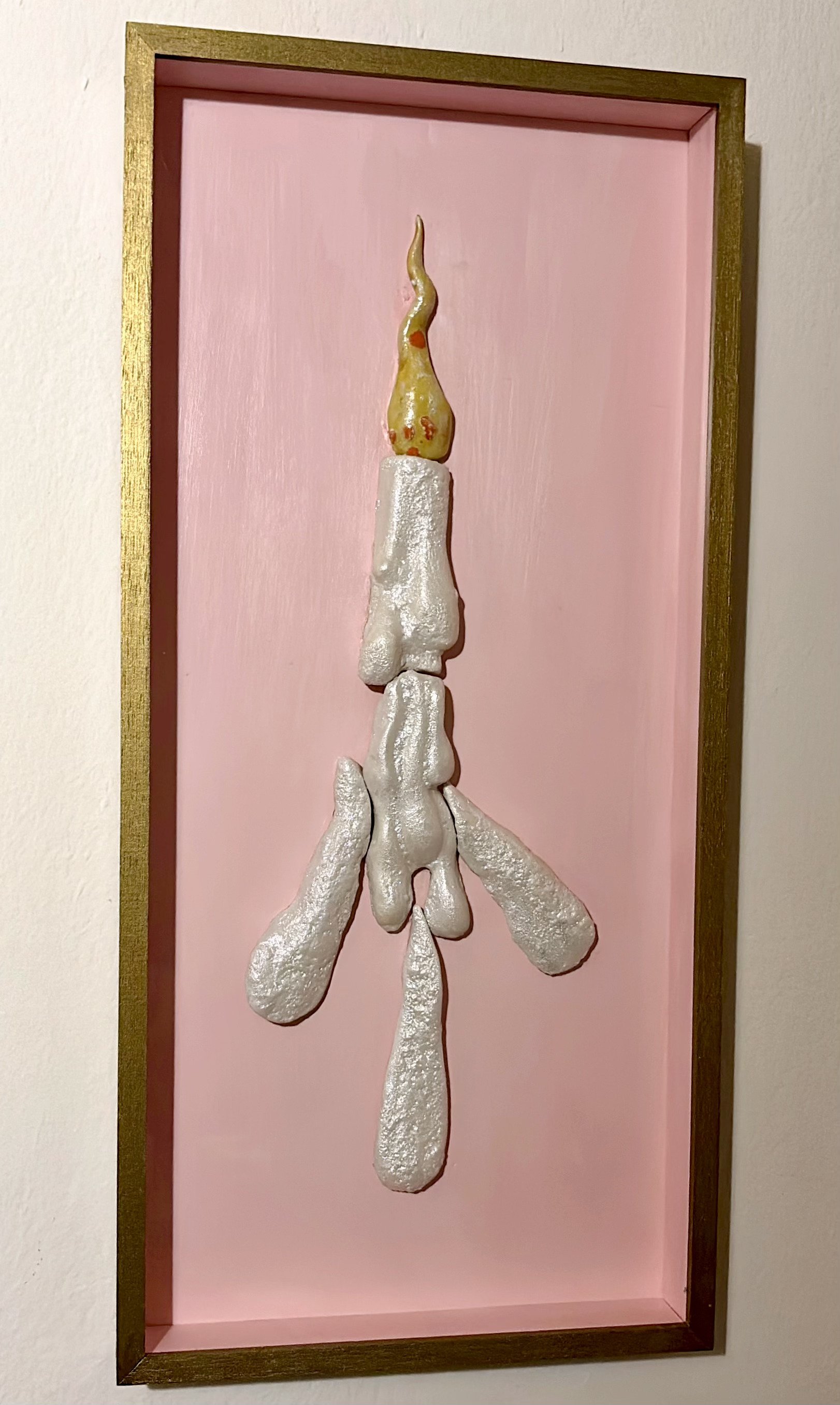 [DISPONIBLE] Relicario de sombras -  Pintura escultórica - Cerámica esmaltada con veladuras de polvo y liquin iridiscente en vitrina con marco dorado - 57 × 23 cm - 2025