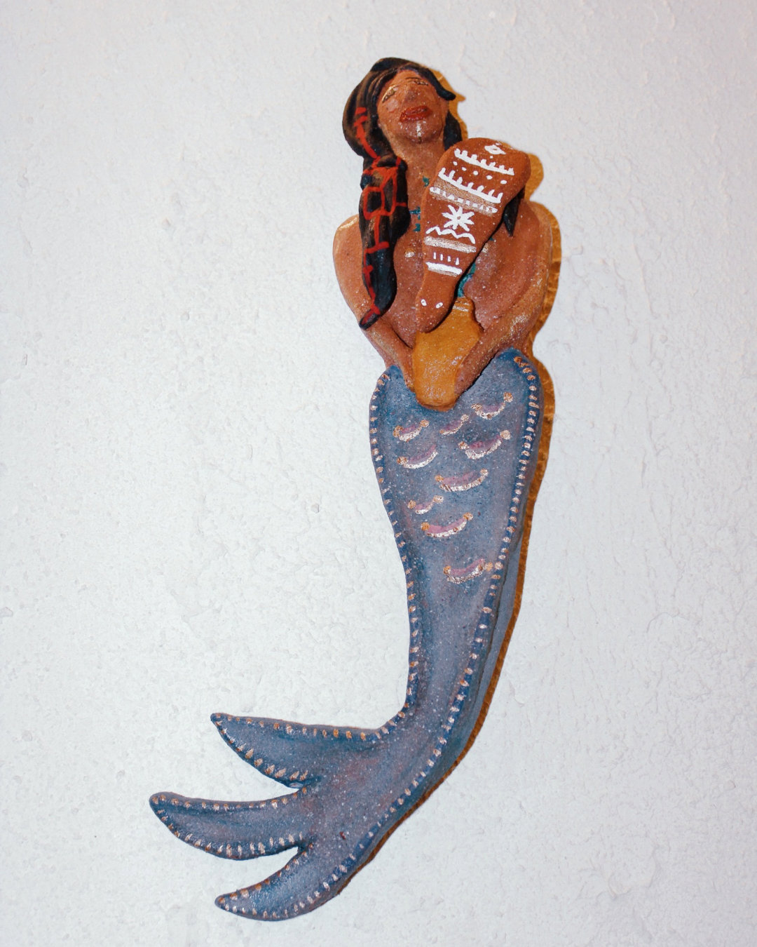 [DISPONIBLE] Numen - Escultura cerámica - Cerámica policromada, modelada a mano con arcilla patagónica -  36 x 10 cm - 2024