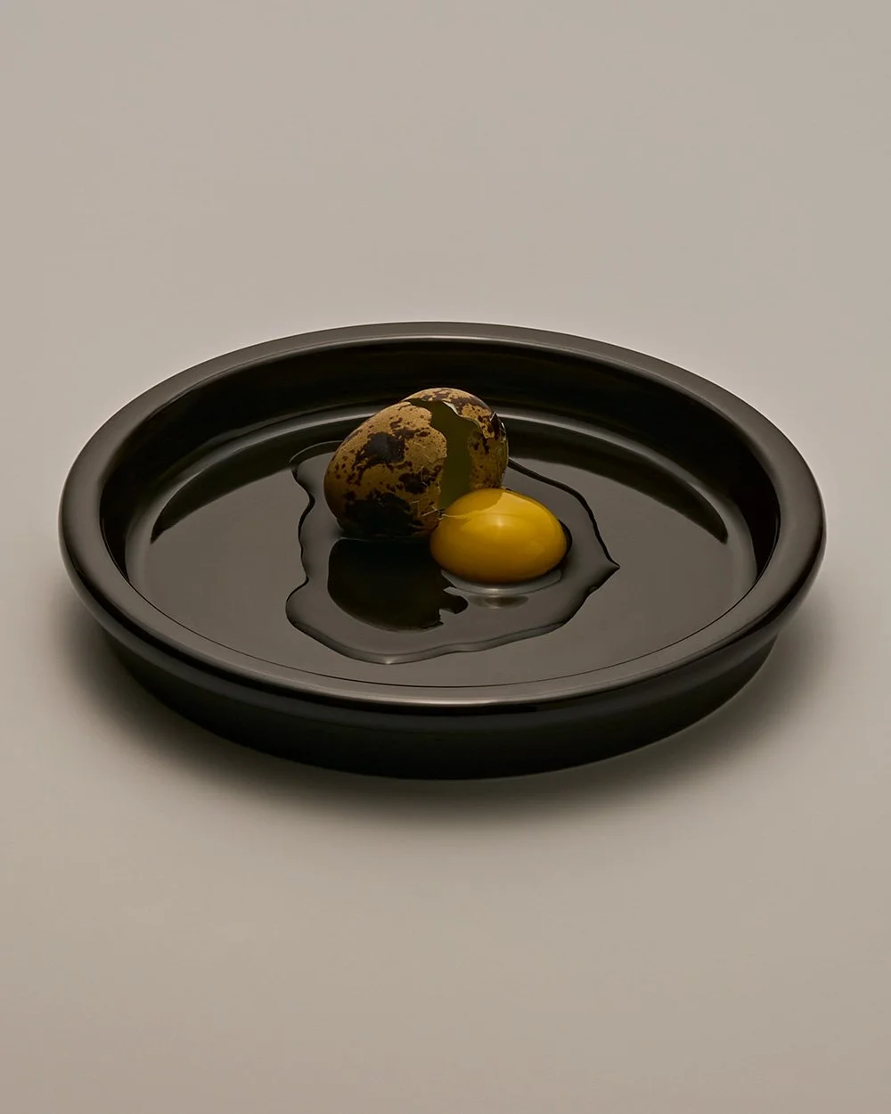 0101-ailuros-black-ceramic-cat-plate-quail-egg.jpg