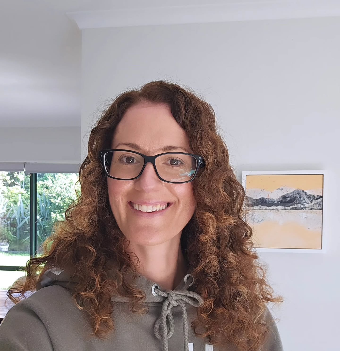Hi everyone 👋 With a quite a few new faces around here, I thought I'd do a reintroduction! 

🎨 I'm an abstract artist painting in the gaps between my day job as a visual merchandiser.

🏡 I live in Tauranga, New Zealand with my fianc&eacute;. And m