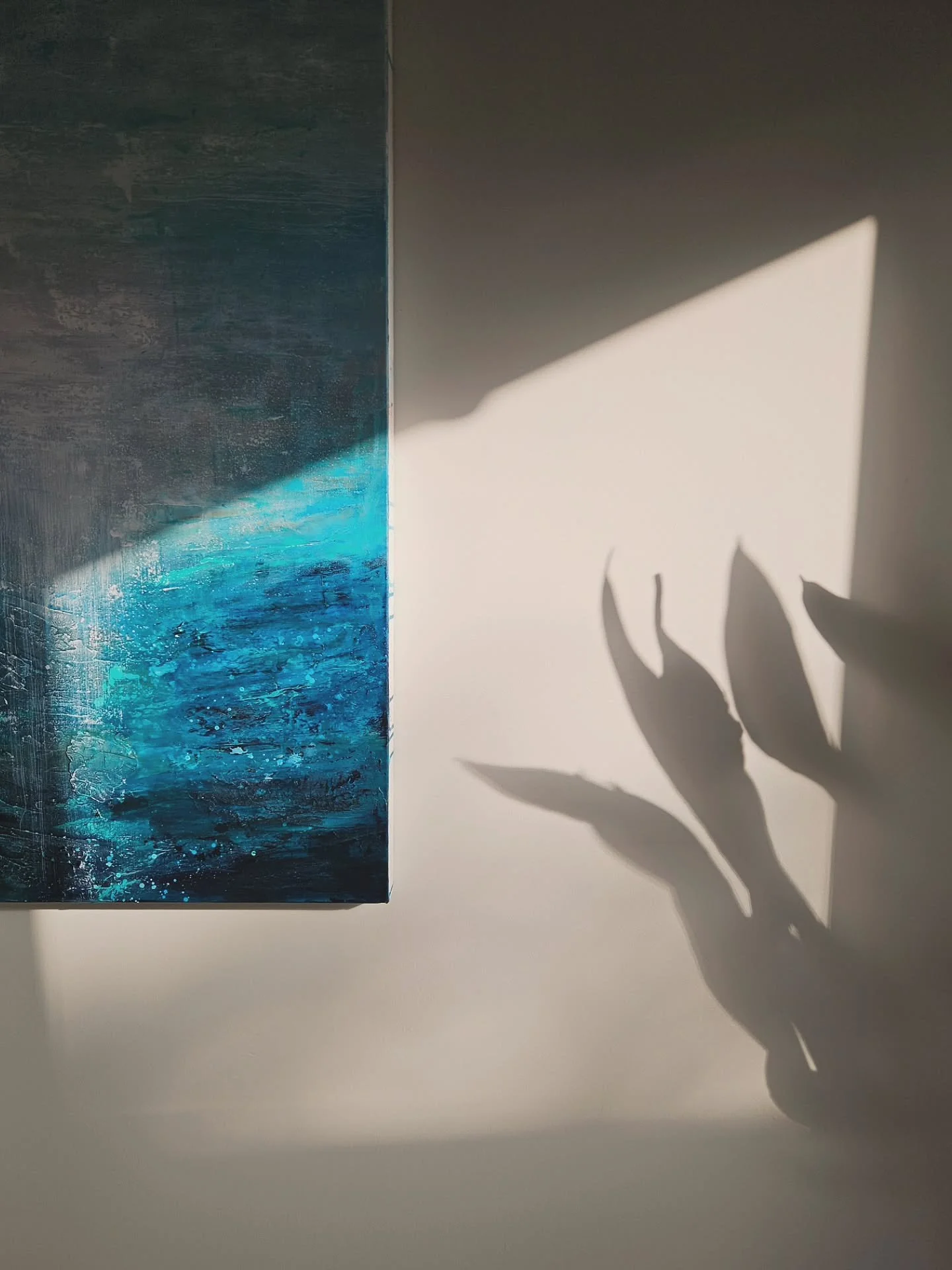 Sun and shadows hitting this new creation. ✨️ 

I tweaked it a couple of weeks ago. Now it's hanging in our dining room so I can glance at it and spend time with it before it's exhibited in August.

I don't want to reveal the whole piece just yet but