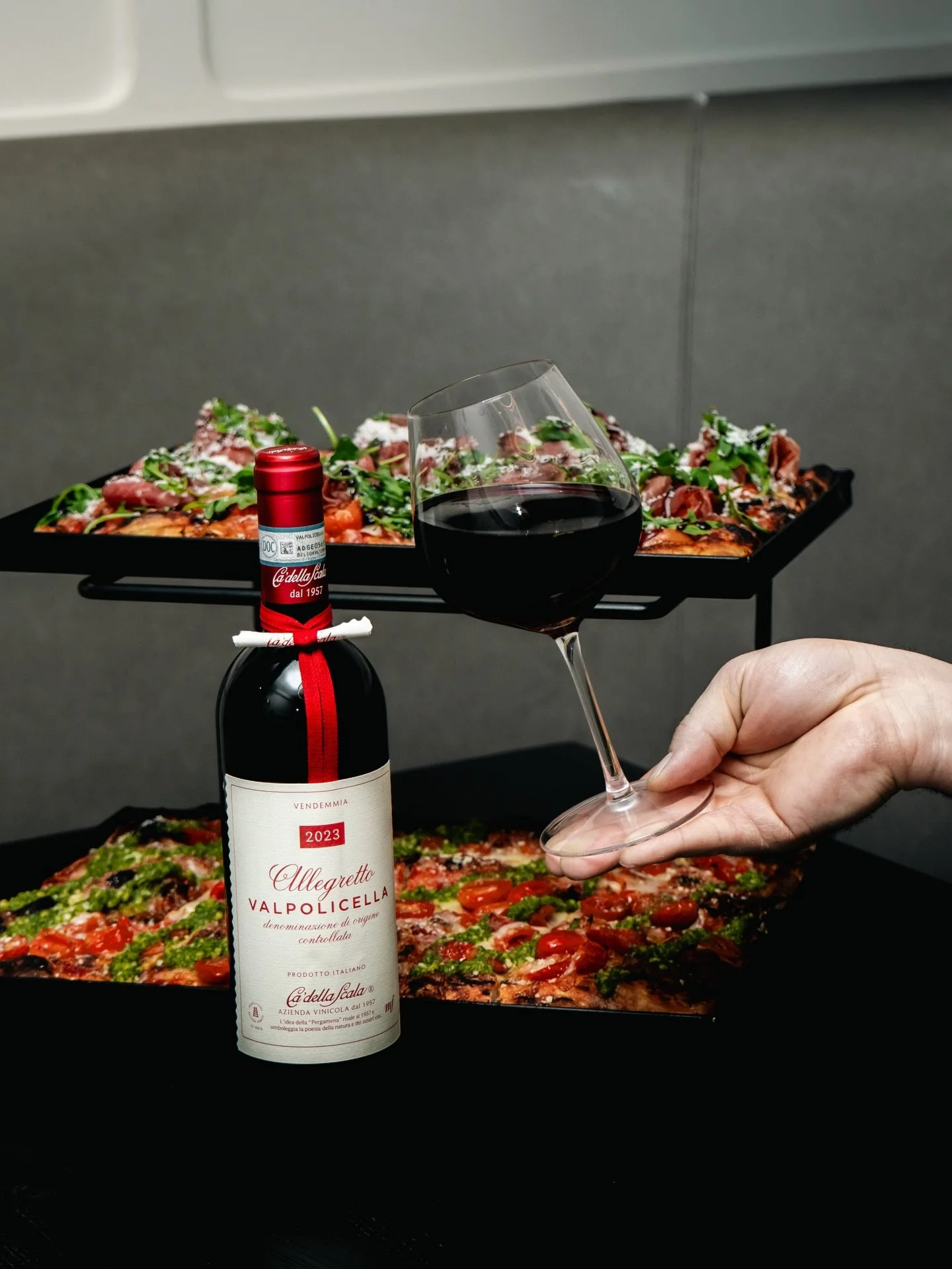 Any plan for Valentine&rsquo;s Day?
While you decide, what if live the Italian experience here at Florenza? True Italian pizza and the amazing wine!
.
.
#valentinesday #pizza #wine #bostoneats