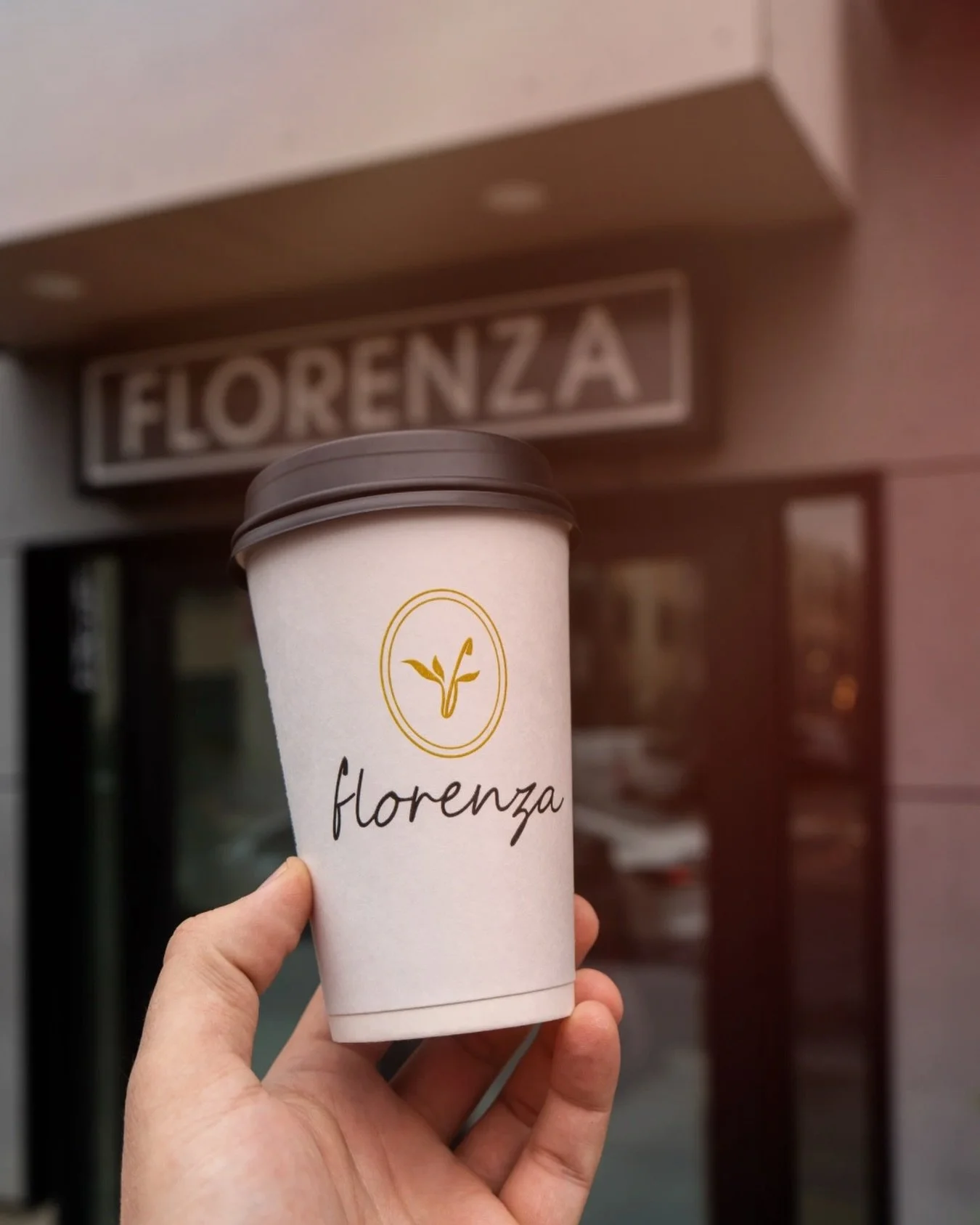 TGIF ☀️☕️
Grab your coffee at Florenza this morning, then slide back tonight for cocktails and pizza with your crew 🍕🍸

Same spot, all-day vibes&mdash;just how Fridays should be!
.
.
#bostoneats #bostonrestaurants #breakfasts #eastboston