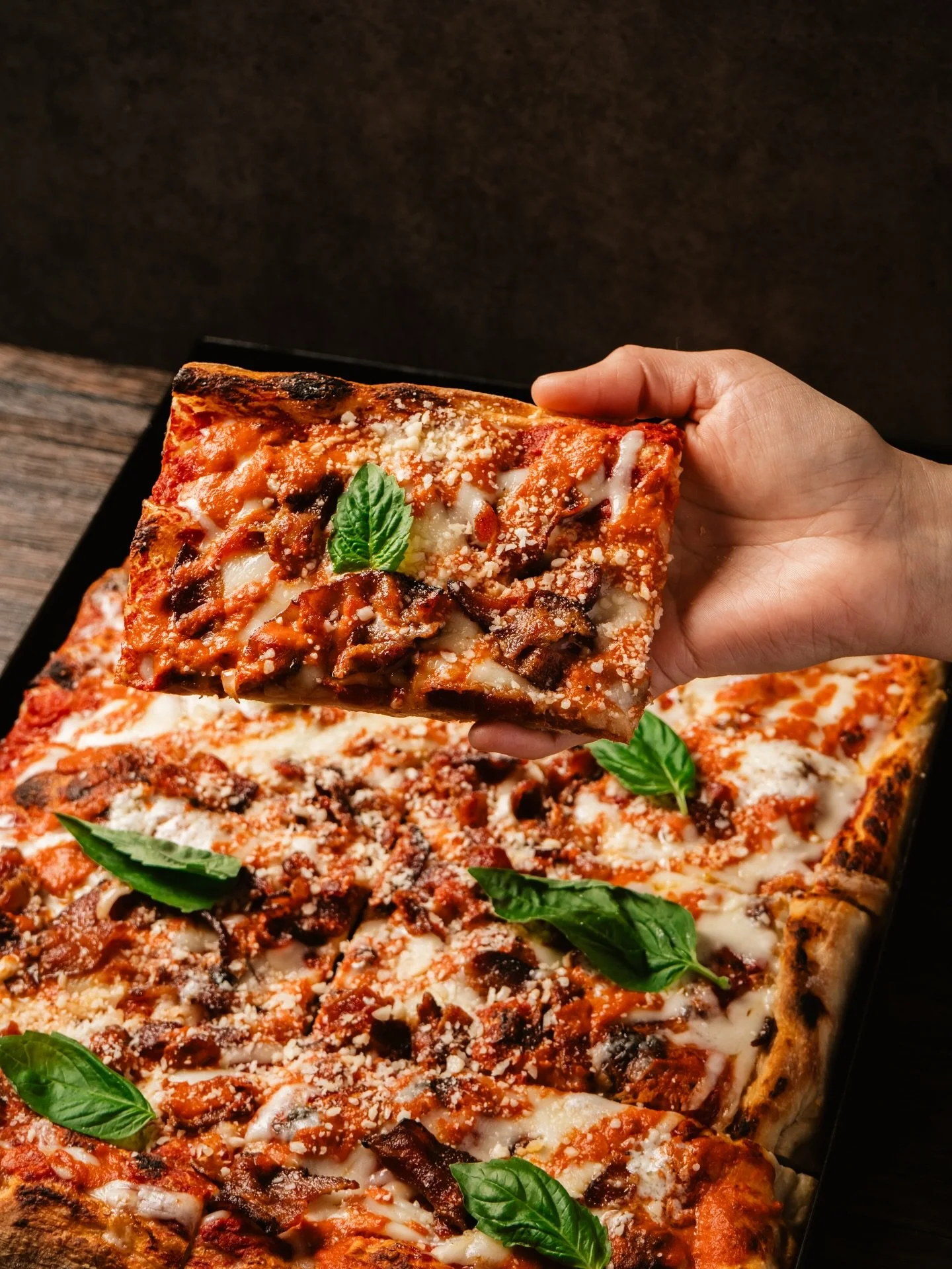 Roman-style pizza just hits different in the summer 🍕☀️
Crispy crust, fresh ingredients, and the kind of slice you grab on the go while walking around East Boston&hellip; or the kind of full pizza you share with friends over drinks at store! 😌🍷
.
