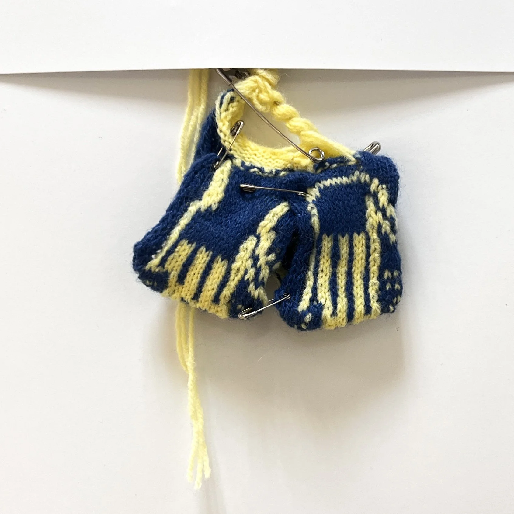 hand pattern and knit structure manipulation