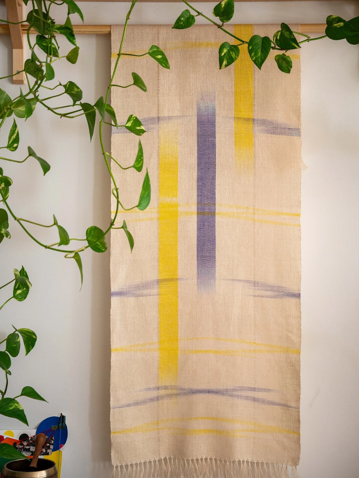 Some tenderness in handcrafting: hemp warp and weft, hand-dyed and interlaced in the gentle rhythm of a kakinohana pattern.
Un souffle de tendresse dans l&rsquo;artisanat : les fils de chanvre, teints &agrave; la main, s&rsquo;entrelacent au rythme d