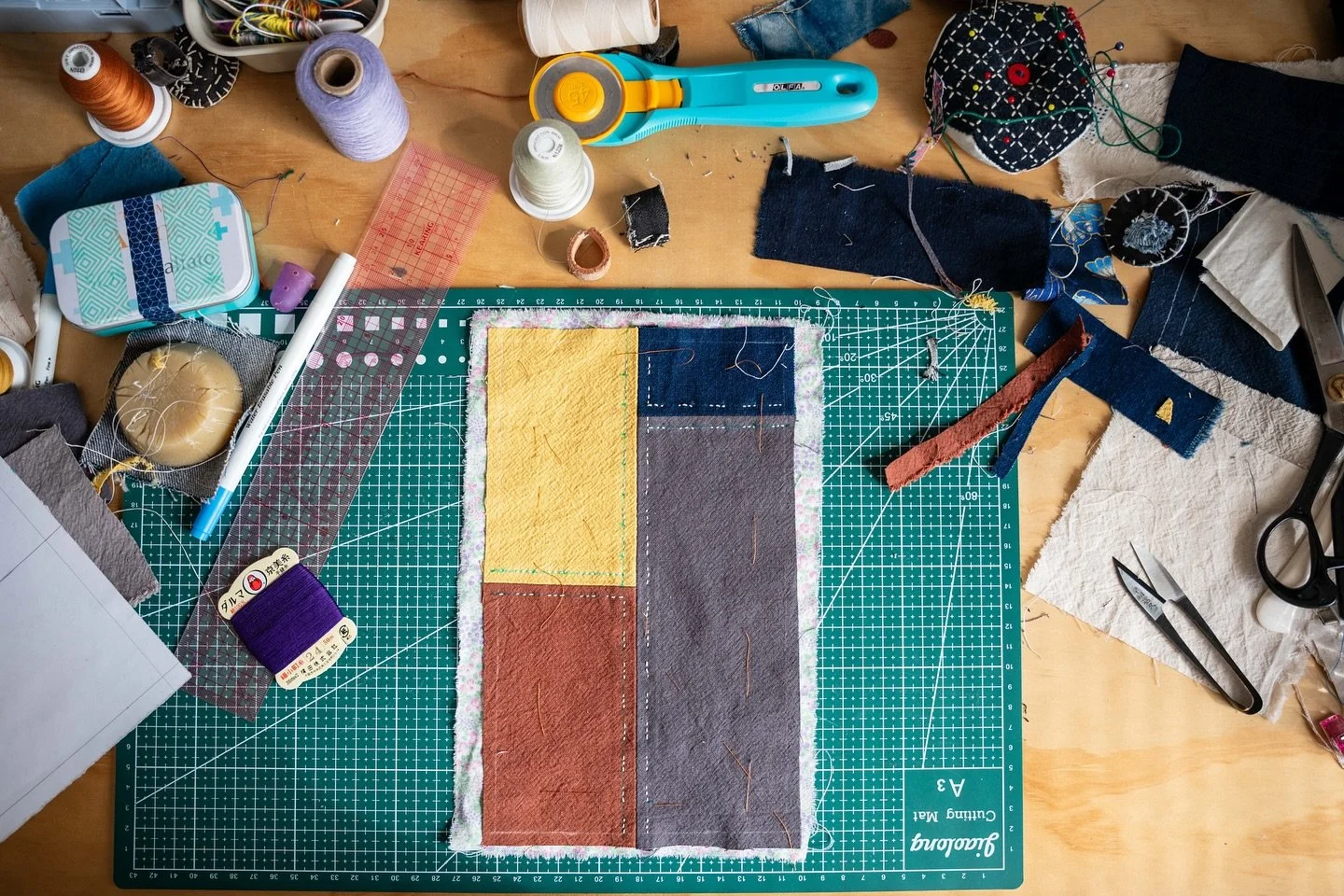 I&rsquo;m stitching a little pouch for my tools 🧵✂️🪡. My desk may look neat and tidy in videos, but behind the scenes it&rsquo;s a bit more chaotic 😅. Still learning how to balance tidiness and creativity &mdash; maybe the mess is simply part of t