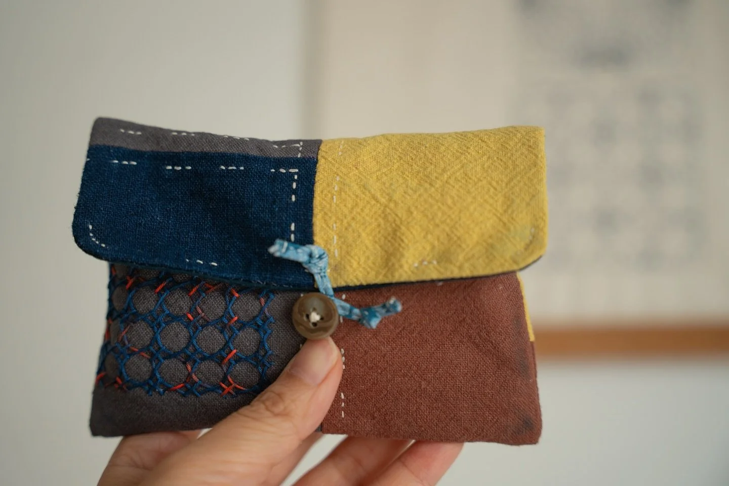 Hand-sewed this little pouch for my essential tools 🧵🪡. Now my beloved companions have a new home, ready to travel with me wherever I go. 🧚🏽&zwj;♀️ 

#handsewing #achatlocalqc #achatlocalqc #sashiko #xiaoxiaoyarn #fabricscrapsproject
