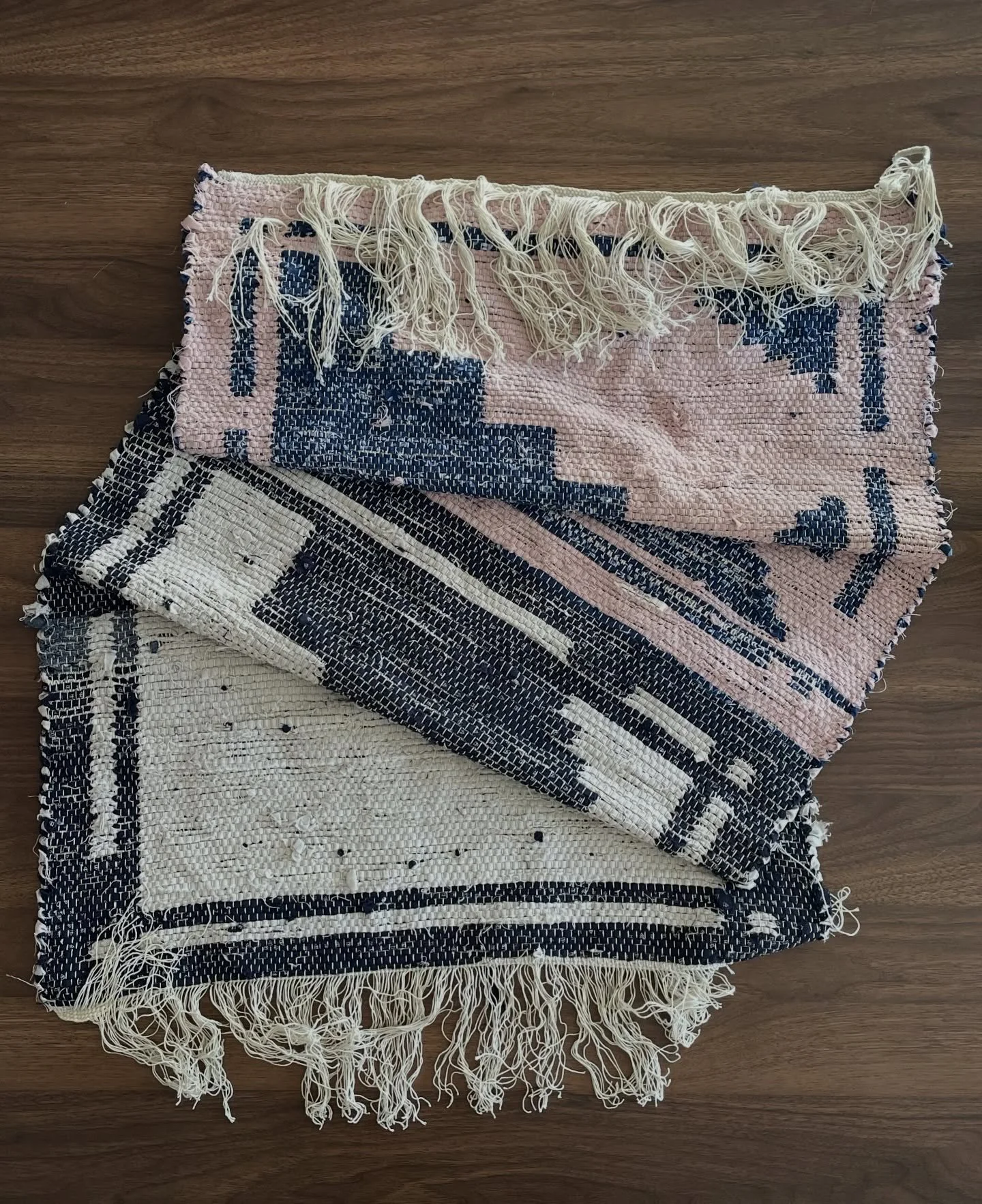 Happily finishing the edge of this woven piece, made from four old shirts. 😊 #weaving #tissage #upcycling #xiaoxiaoyarn