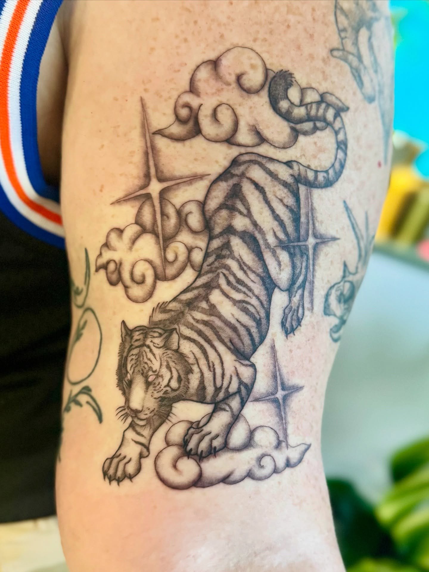 A tiger in the clouds 🐅☁️✨🪩 done by Akiko @akikoworkart 
.
.
.
#tigertattoo #finelinetattoo #celestialtattoo