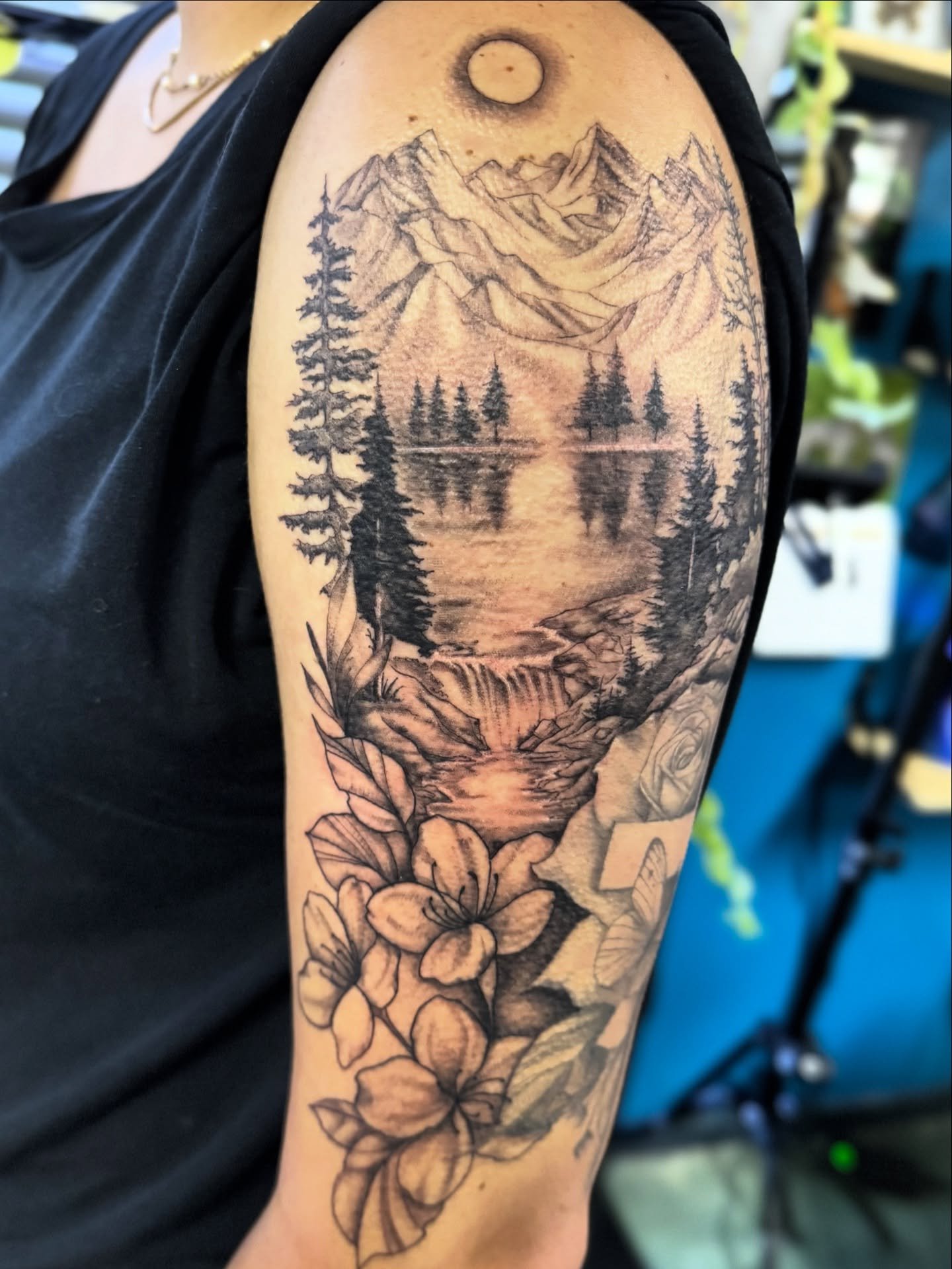 Mountain scene and flowers added to a previous floral piece, both done by Akiko @akikoworkart 💐⛰️
.
.
.
#mountaintattoo #foresttattoo #floral