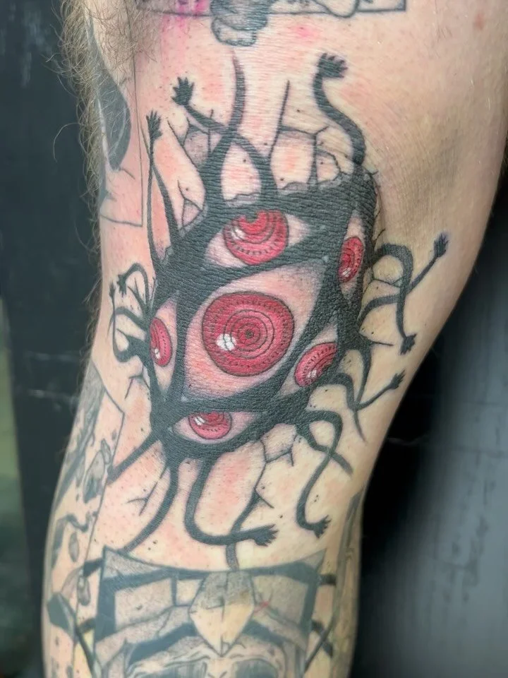 Fullmetal Alchemist inspired knee piece and space filler🖤👁️🖤 This amazing client has been helping me a lot since the very beginning of my carrier, I really appreciate your support @dominic.m04 😭✨ Thank you for helping me grow as an artist! I will