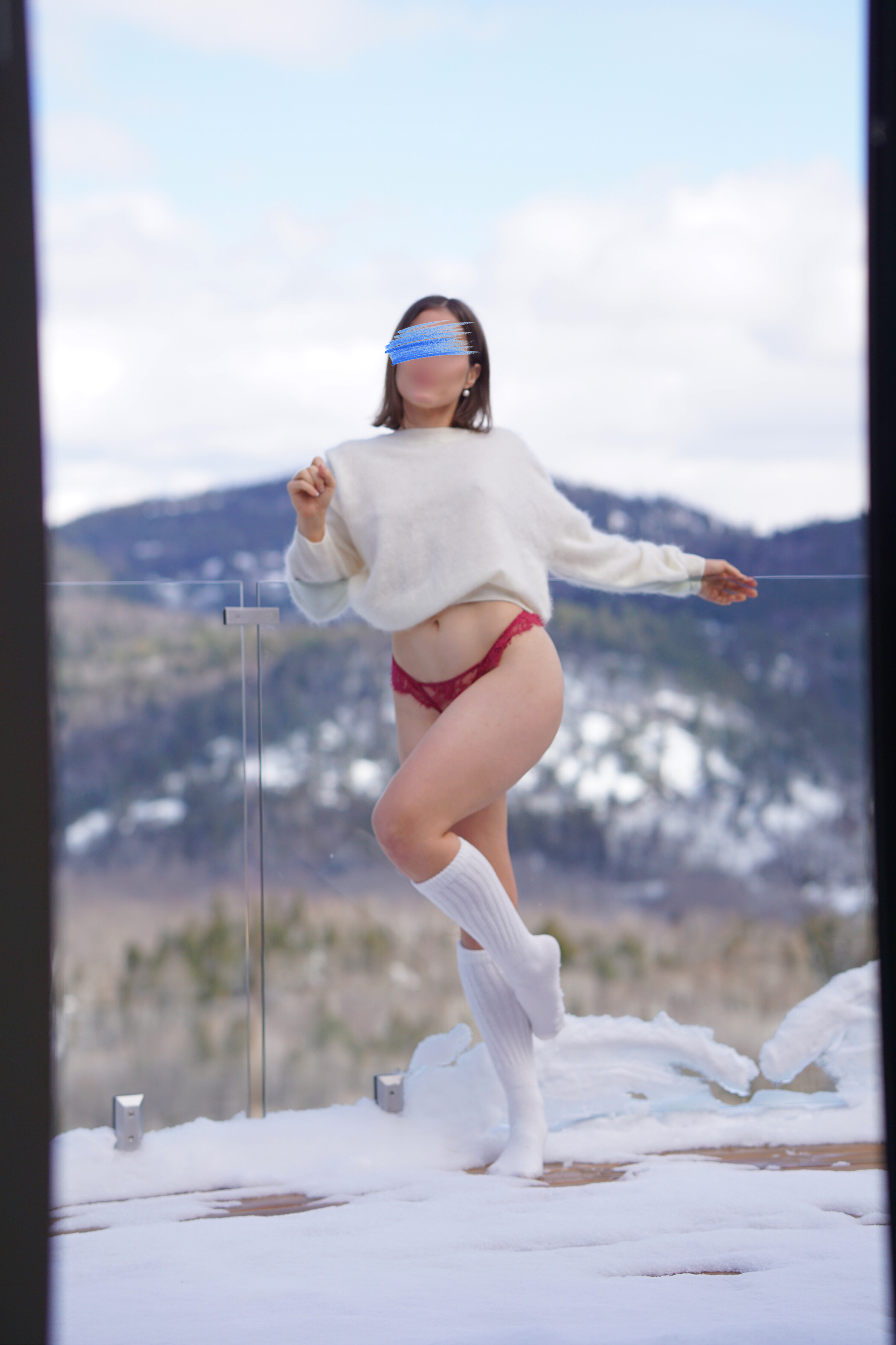 Avery Page, Montreal companion, winter lifestyle portrait outdoors