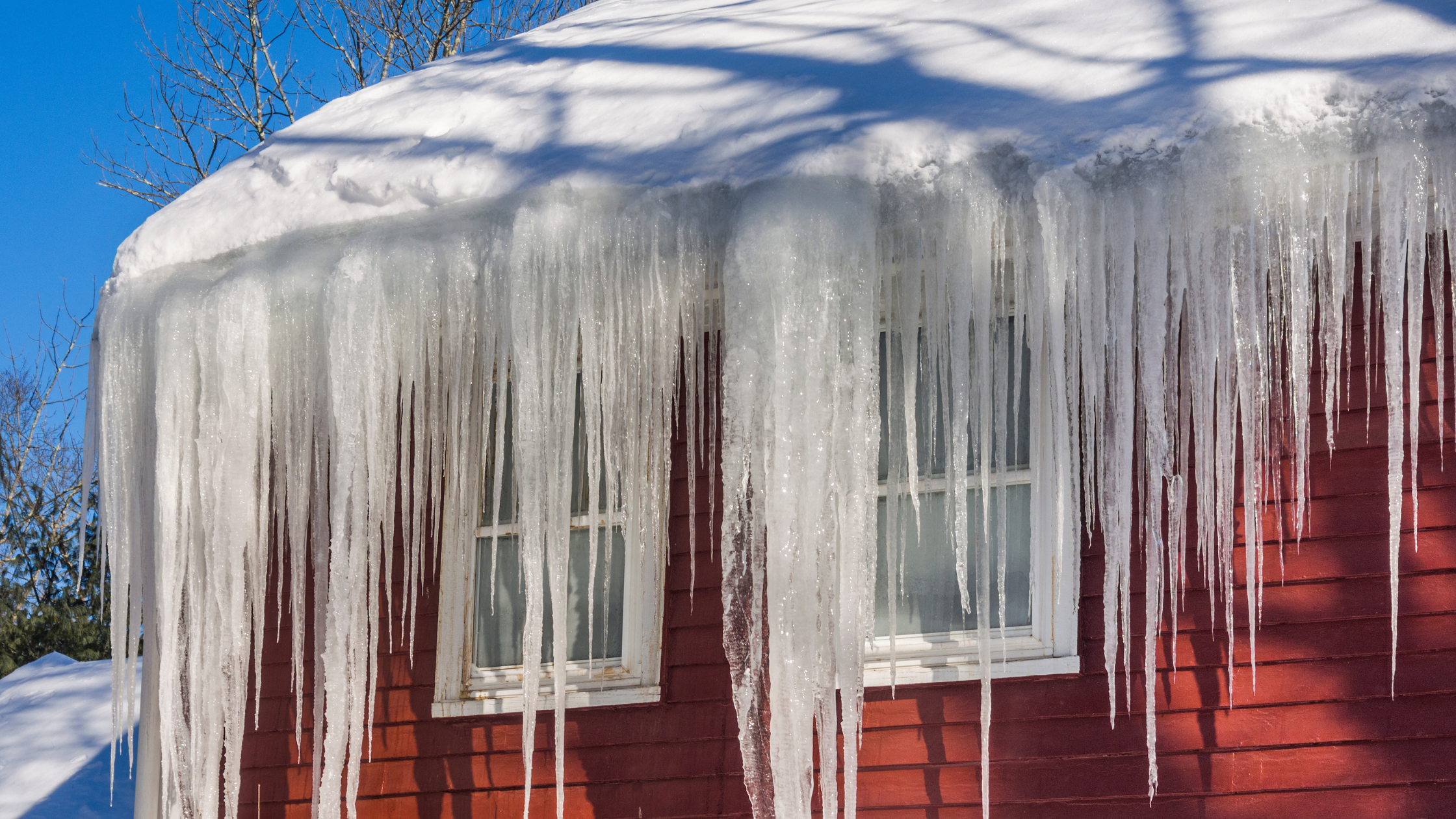 Dealing With a Leaky Roof in Winter: Practical Advice for Homeowners