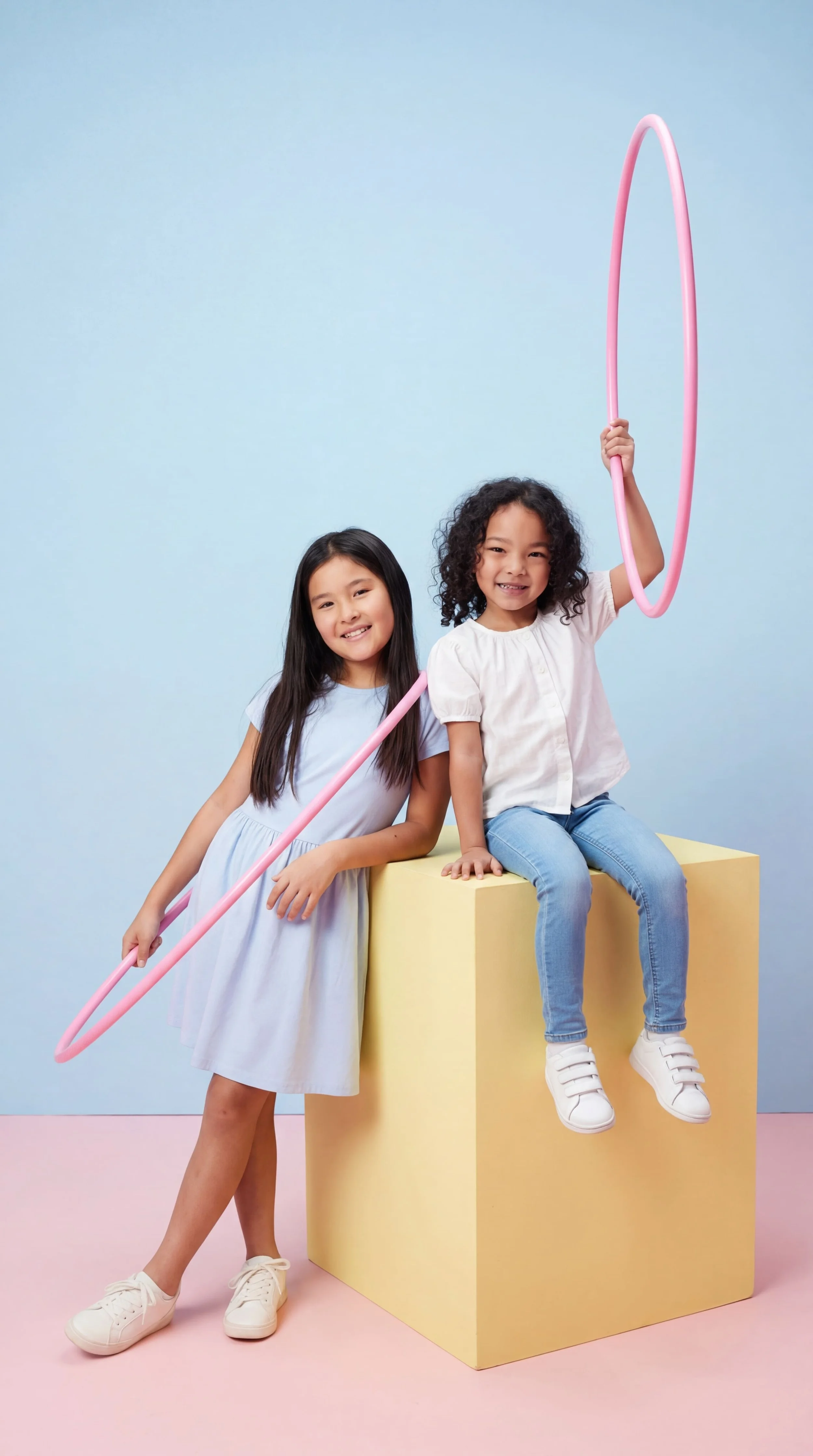 Enfant mannequin souriant face caméra avec les mains en avant, illustrant le mannequinat enfant et les questions fréquentes des parents