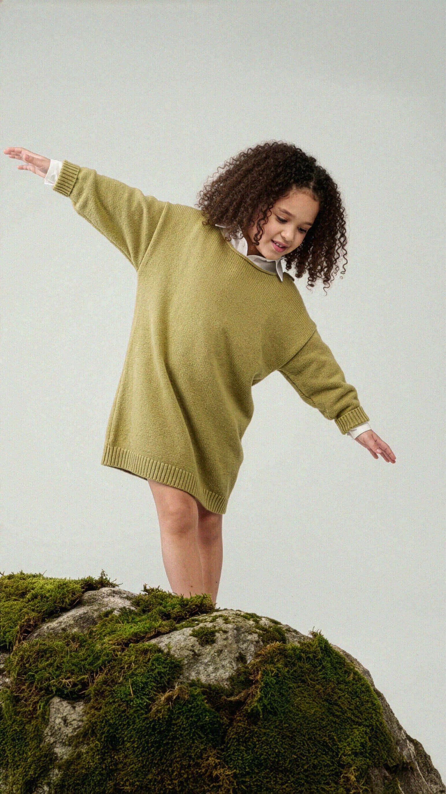 Jeune enfant mannequin lors d’un shooting photo encadré par l’agence de mannequinat enfant agréée The Casting Kids.