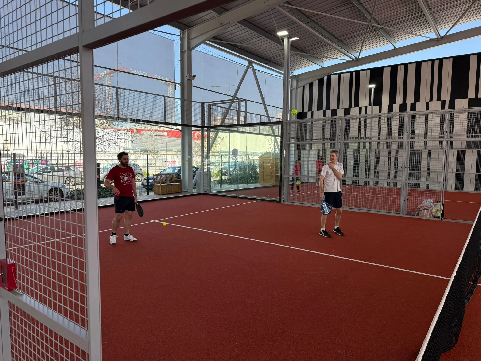 Padel débutant à Lyon : tout ce qu'il faut savoir avant de réserver